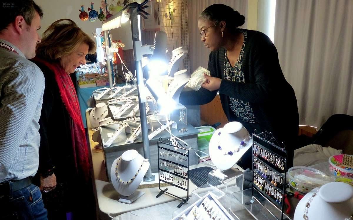 Cette photo montre Nathalyne, créatrice de bijoux en pierres fines.