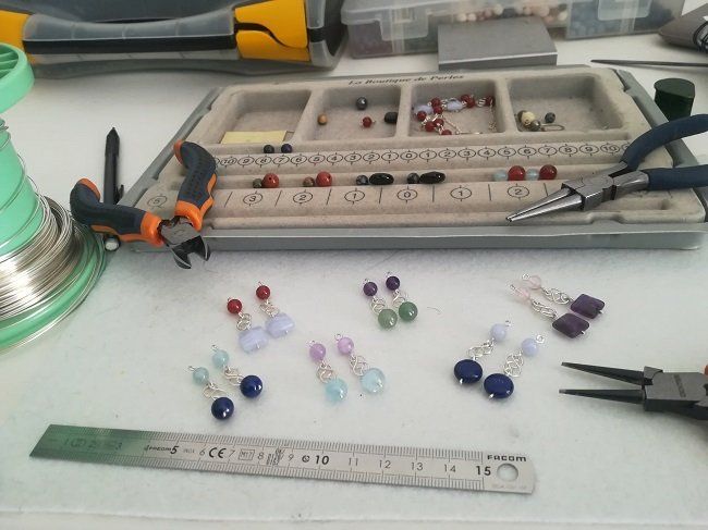 Fabrication de boucles d'oreilles en argent et pierres fines naturelles par Nathalyne.