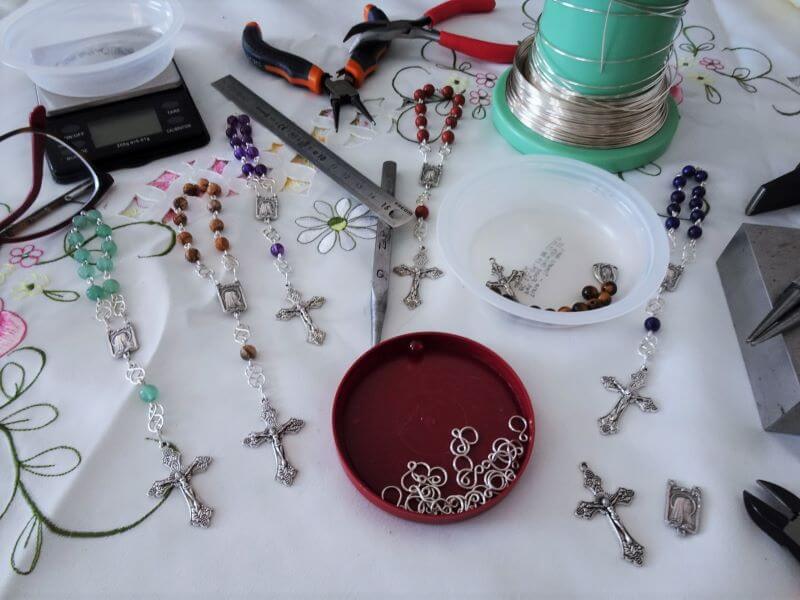 fabrication de chapelets dizainiers en cours par Nathalyne