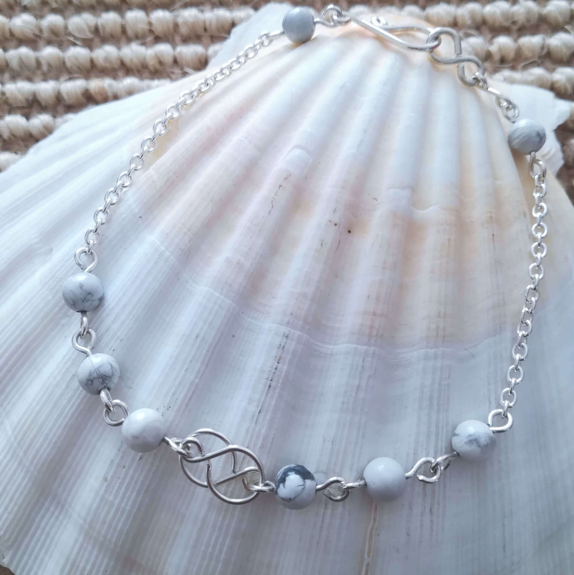 cette image représente un bracelet en argent et howlite fabriqué à la main par www.nathalyne.fr. Gérer sa colère avec l'howlite.