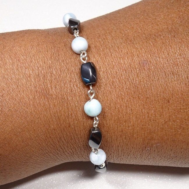 cette photo représente un bracelet pour se libérer du stress avec l'hématite et le larimar, pierres fines naturelles, sur argent massif, fabriqué par Nathalyne.