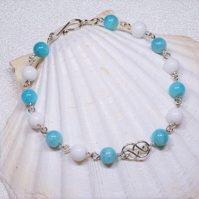 Cette image représente un bracelet en amazonite, jade blanc et argent. Ces pierres, pour rester sereine, sont naturelles. www.nathalyne.fr