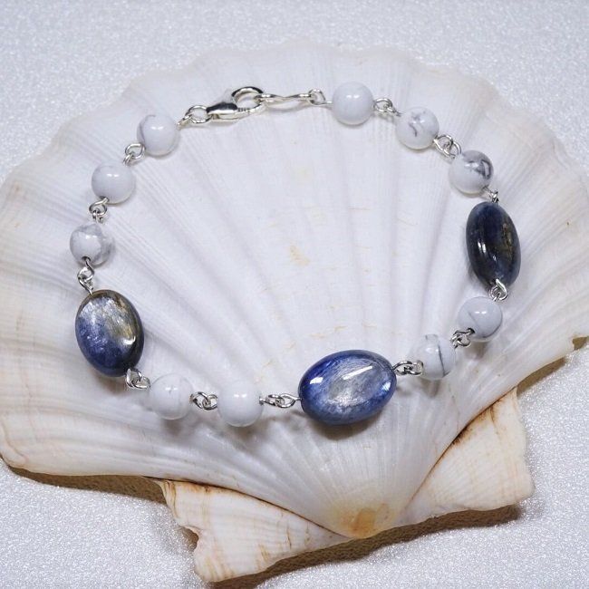 cette image représente un bracelet en cyanite, howlite et argent massif fabriqué par Nathalyne pour se libérer des frustrations et des complexes.