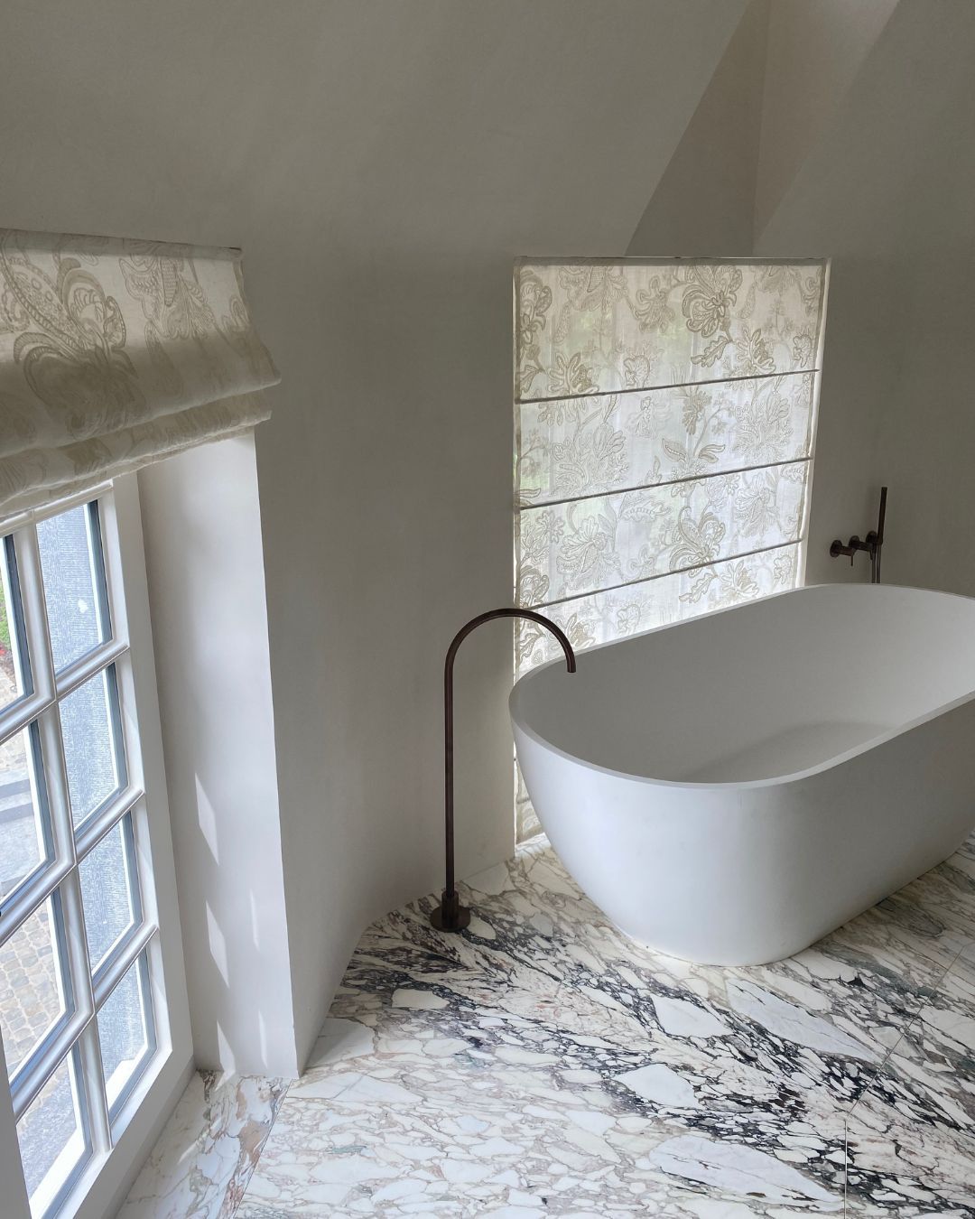 Stores sur mesure par Rémy Motte décorateur intérieur