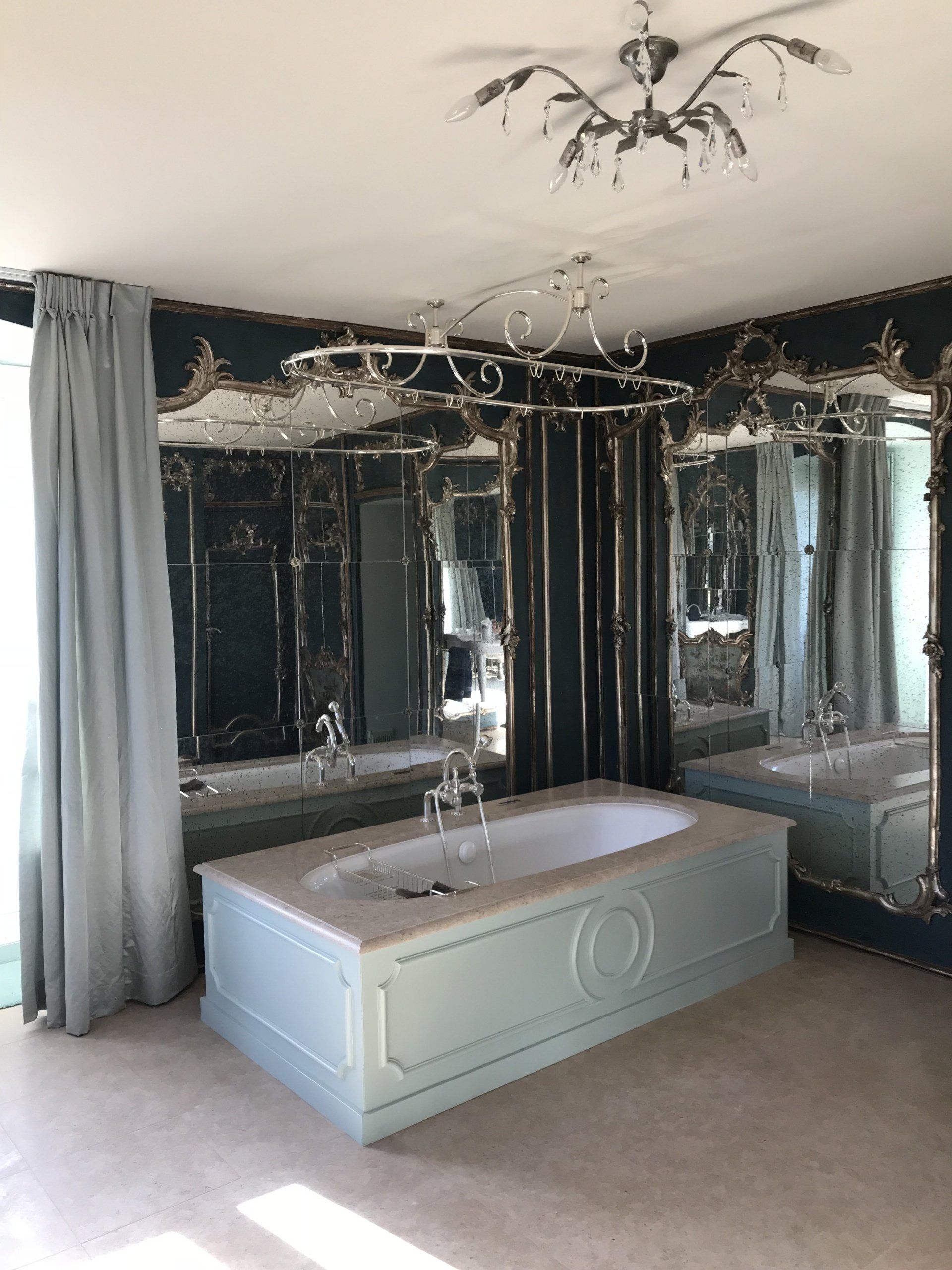 Intégration de boiseries XVIIIe dans une salle de bain de château