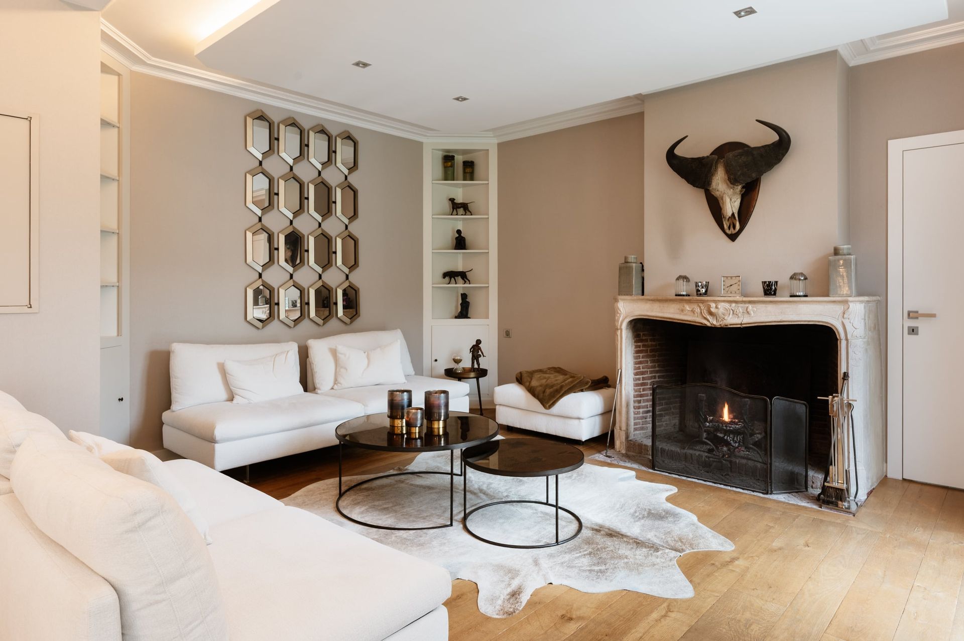 Réalisation de la décoration d'un salon, plancher neuf vielli, peinture Argile, tables basses...