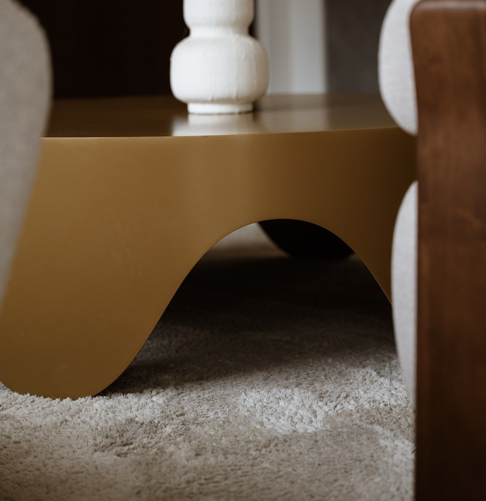 Table basse finition or à vagues, création de Rémy Motte