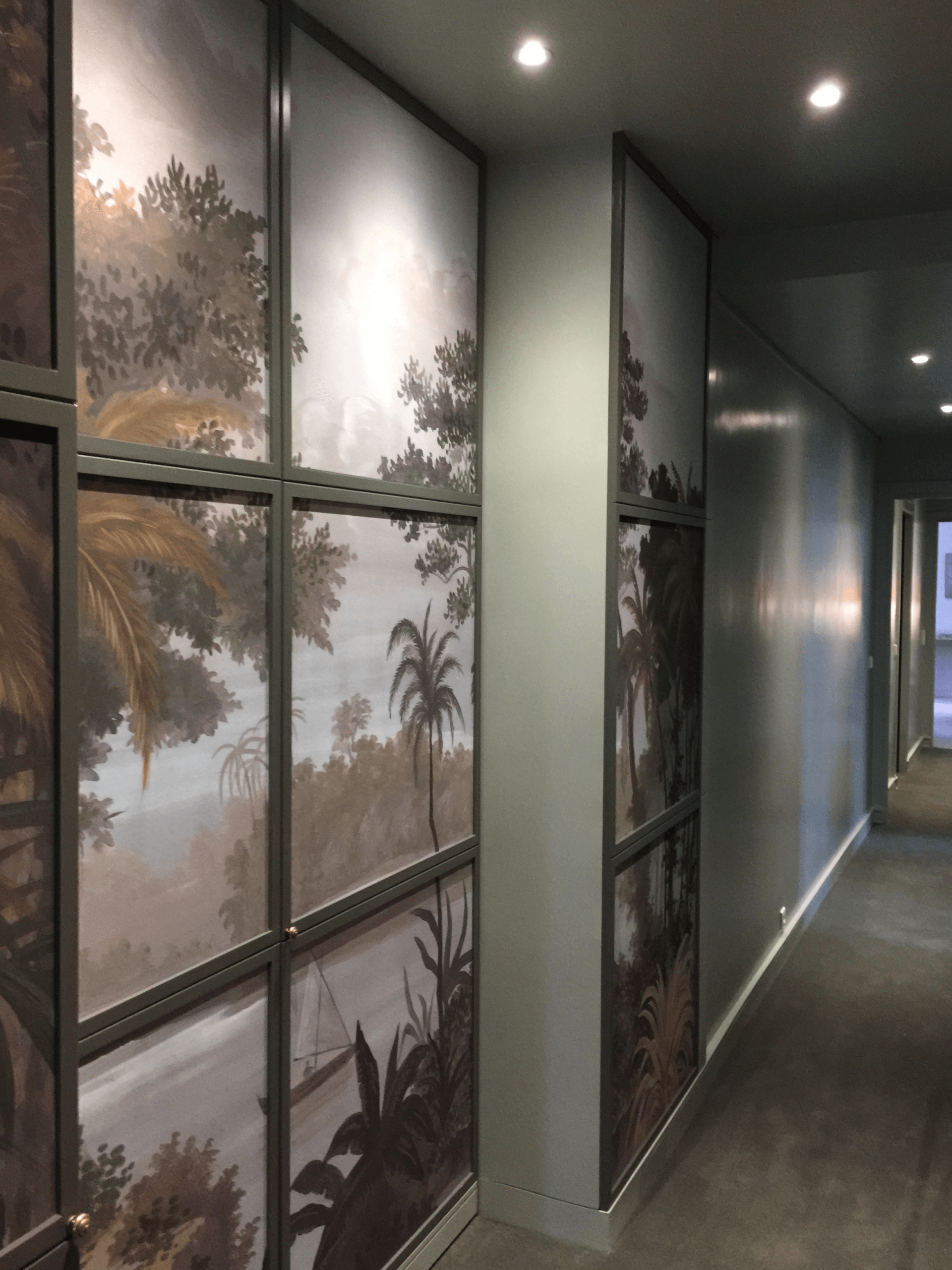 Après travaux, intégration d'un panoramique de papier peint dans un couloir