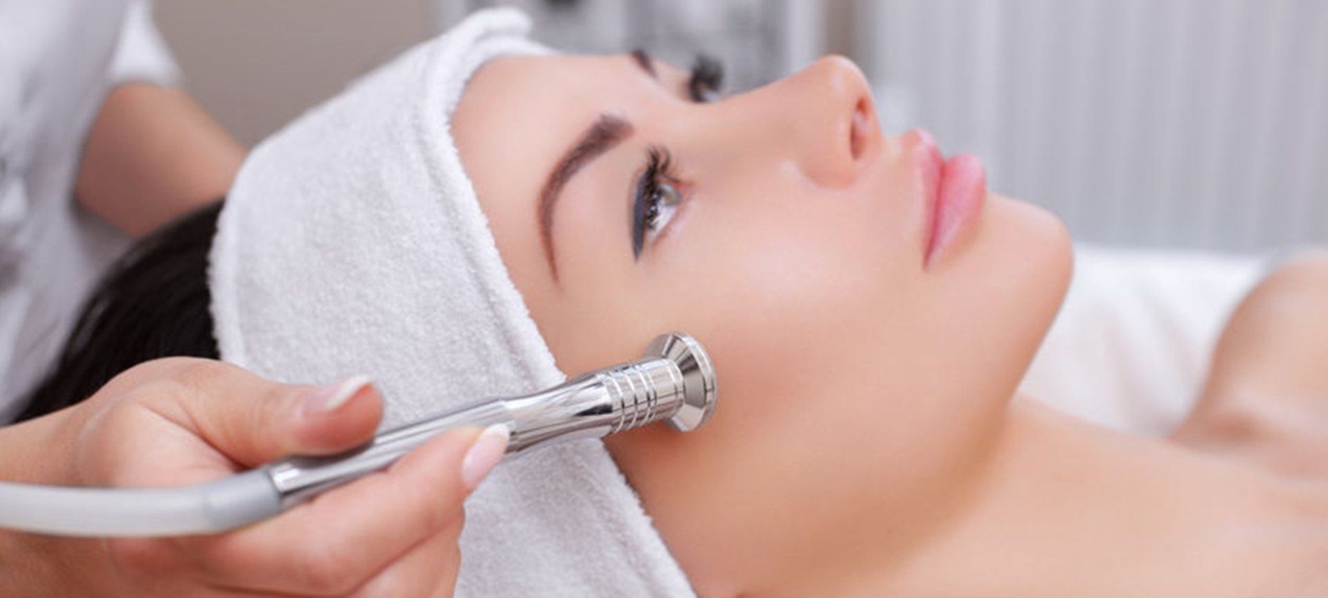 123RF Dmytro Dudchenko gesichtbehandlung bei unreiner haut und akne mit microdermabrasion und fruchtsäuren hautreinigungberlin microdermabrasionberlin fruchtsäureberlin chemischepeelingsberlin unreinehautberlin akneberlin kosmetikberlin kosmetikstudioberlin kosmetikbehandlungenberlin gesichtbehandlungenberlin