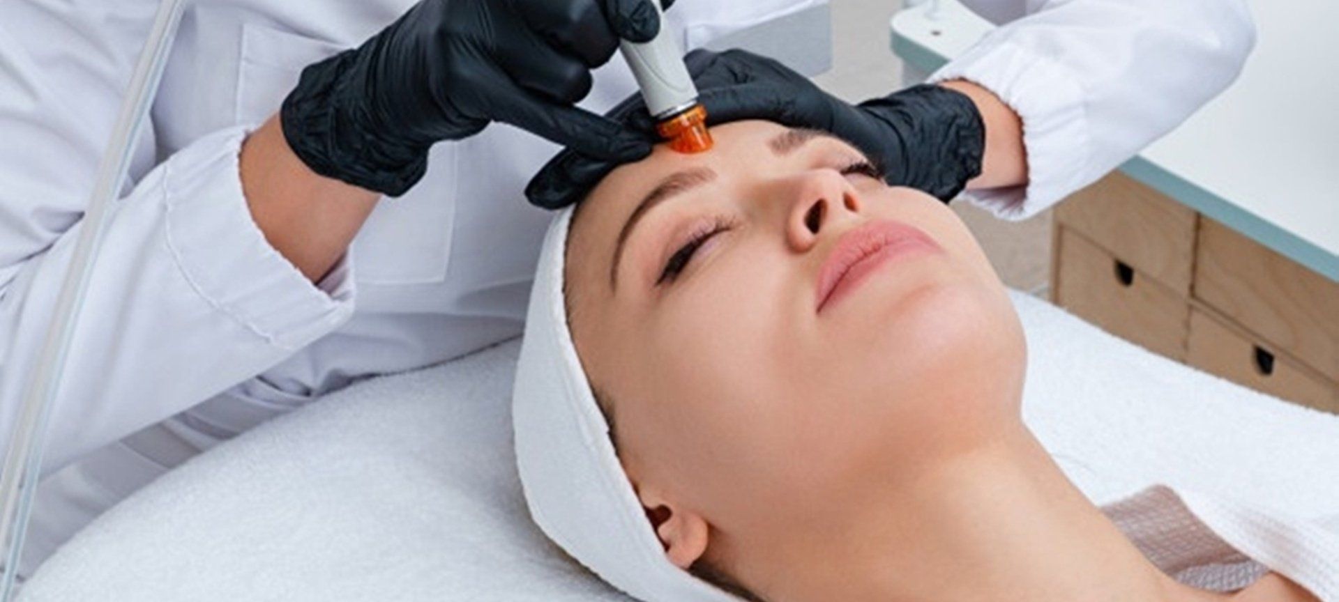 Freepik Premium gesichtbehandlung bei unreiner haut und akne mit wasserstoffpeeling hautreinigungberlin wasserstoffpeelingberlin schmerzfreiereinigungberlin unreinehautberlin akneberlin kosmetikberlin kosmetikstudioberlin kosmetikbehandlungenberlin gesichtbehandlungenberlin