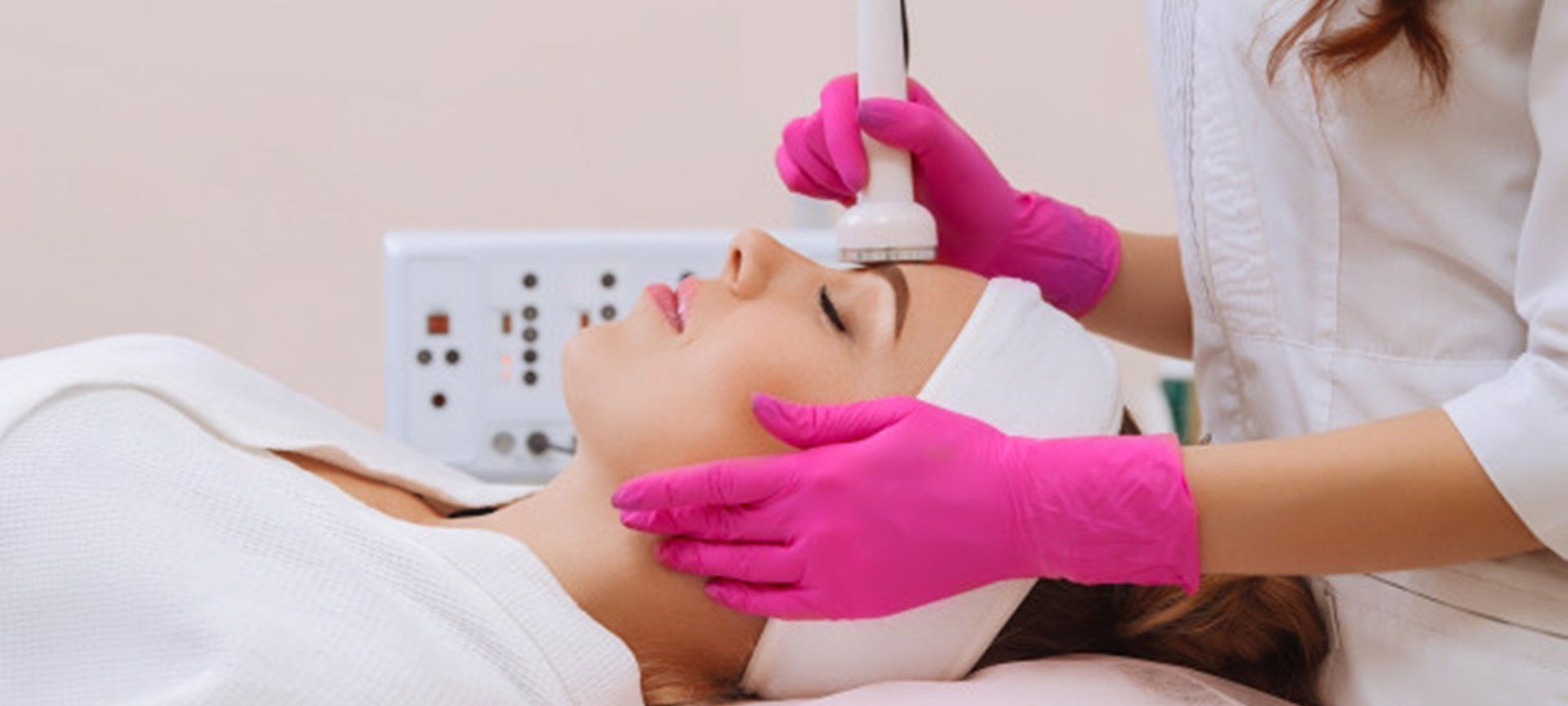 Shutterstock DenisProduction.com apparative kosmetik in der kosmetik apparativekosmetikberlin kosmetikberlin kosmetikstudioberlin kosmetikbehandlungenberlin gesichtbehandlungenberlin