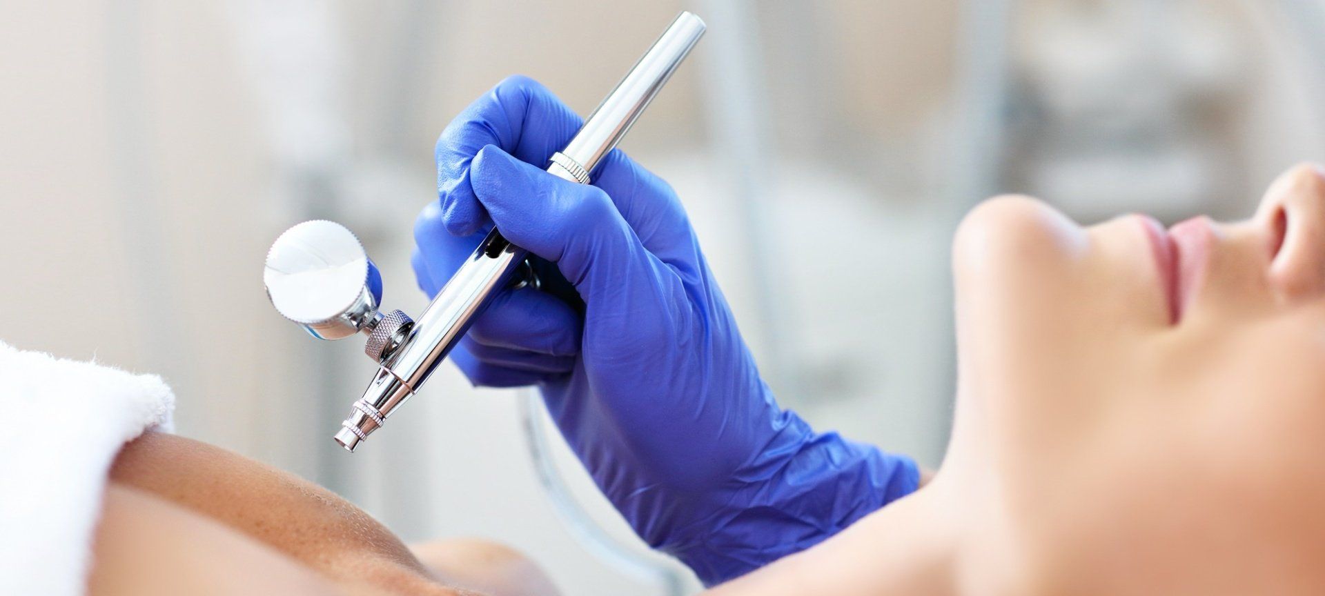 Freepik Premium anti-aging gesichtbehandlung mit sauerstofftherapie sauerstofftherapieberlin dermaoxyberlin faltenberlin faltenbehandlungberlin antiagingberlin kosmetikberlin kosmetikstudioberlin kosmetikbehandlungenberlin gesichtbehandlungenberlin