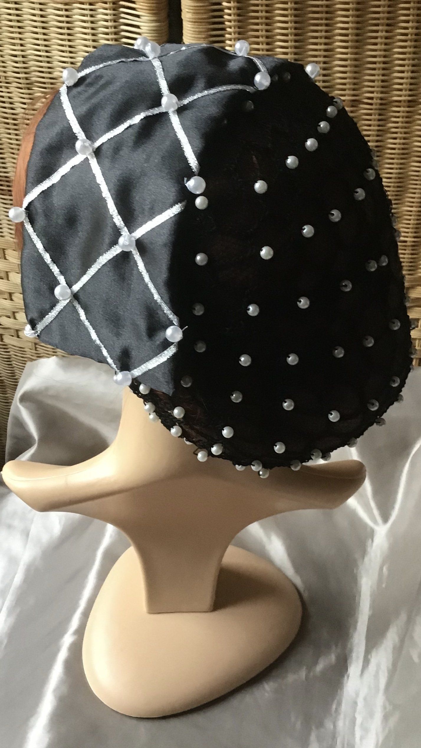 Kappe schwarz-silber mit Perlenhaarnetz
