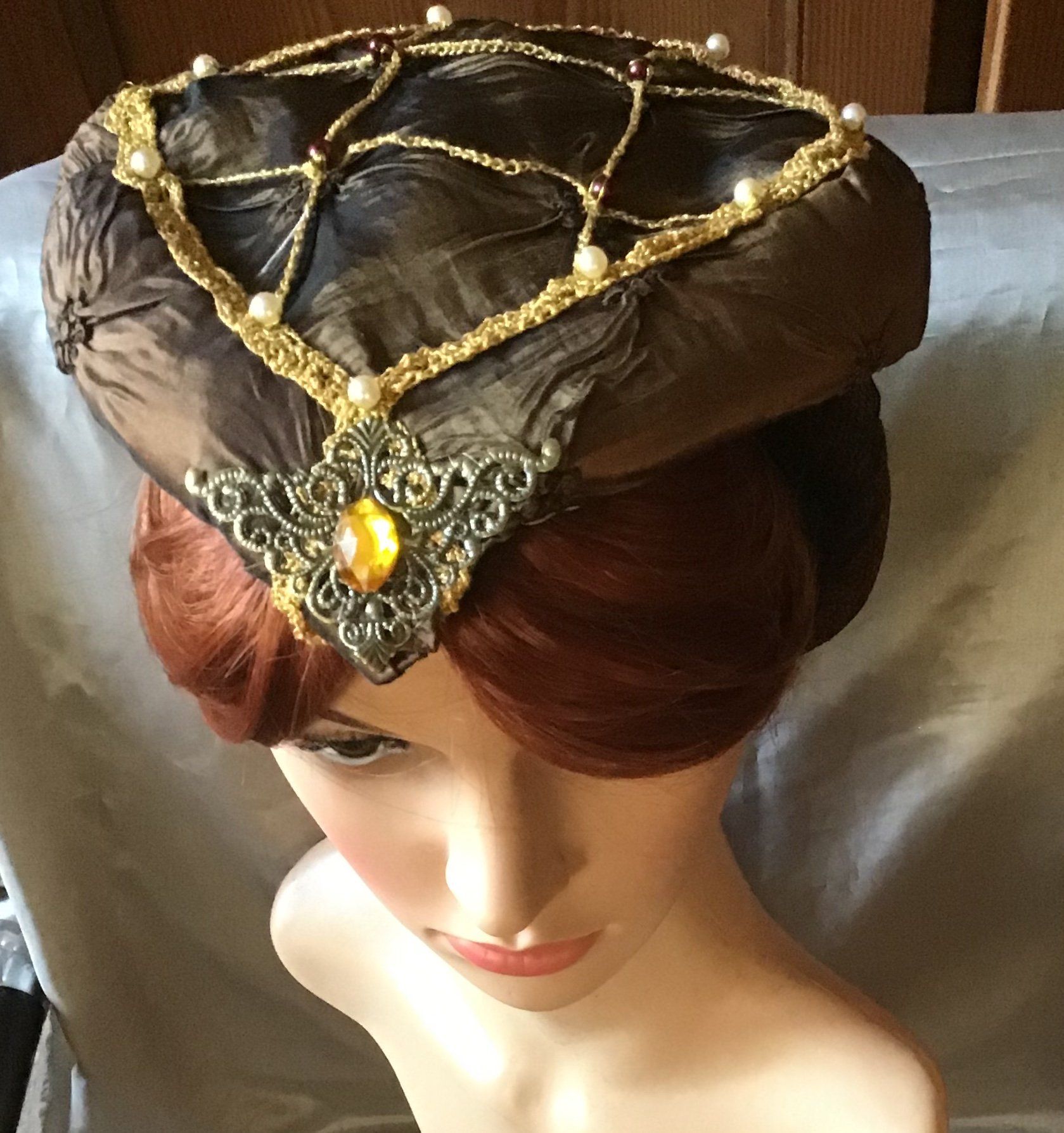 Kupferfarbene Kappe mit Goldbesatz und Perlen