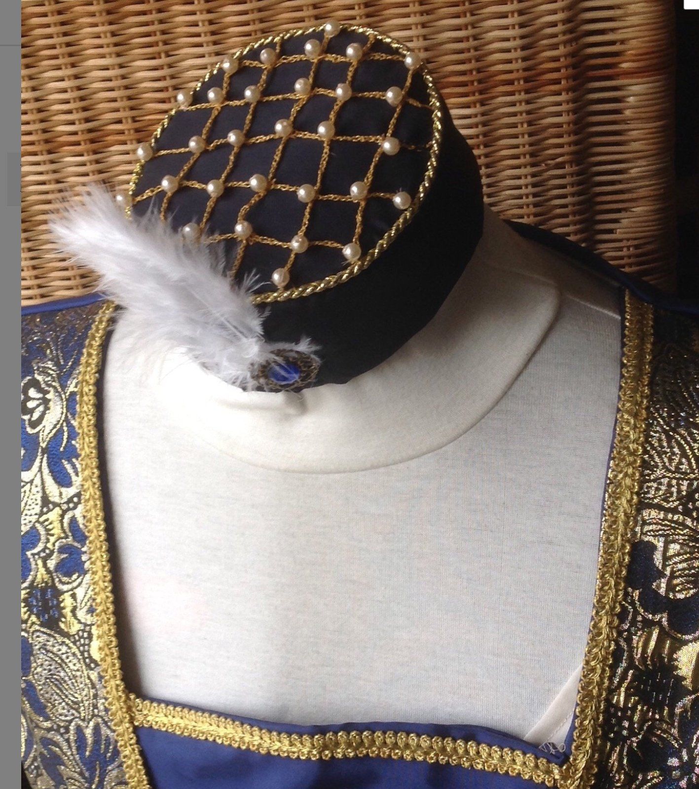 Pillbox Hut blau mit Perlen und Kordel verziert