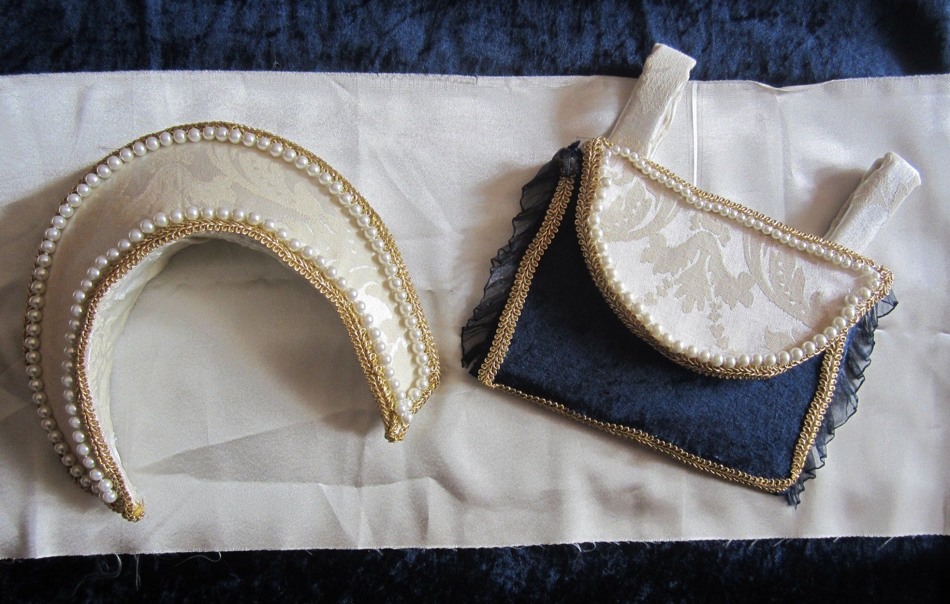 Accessoires-Set für ein historisches Gewand: French Hood und Tasche