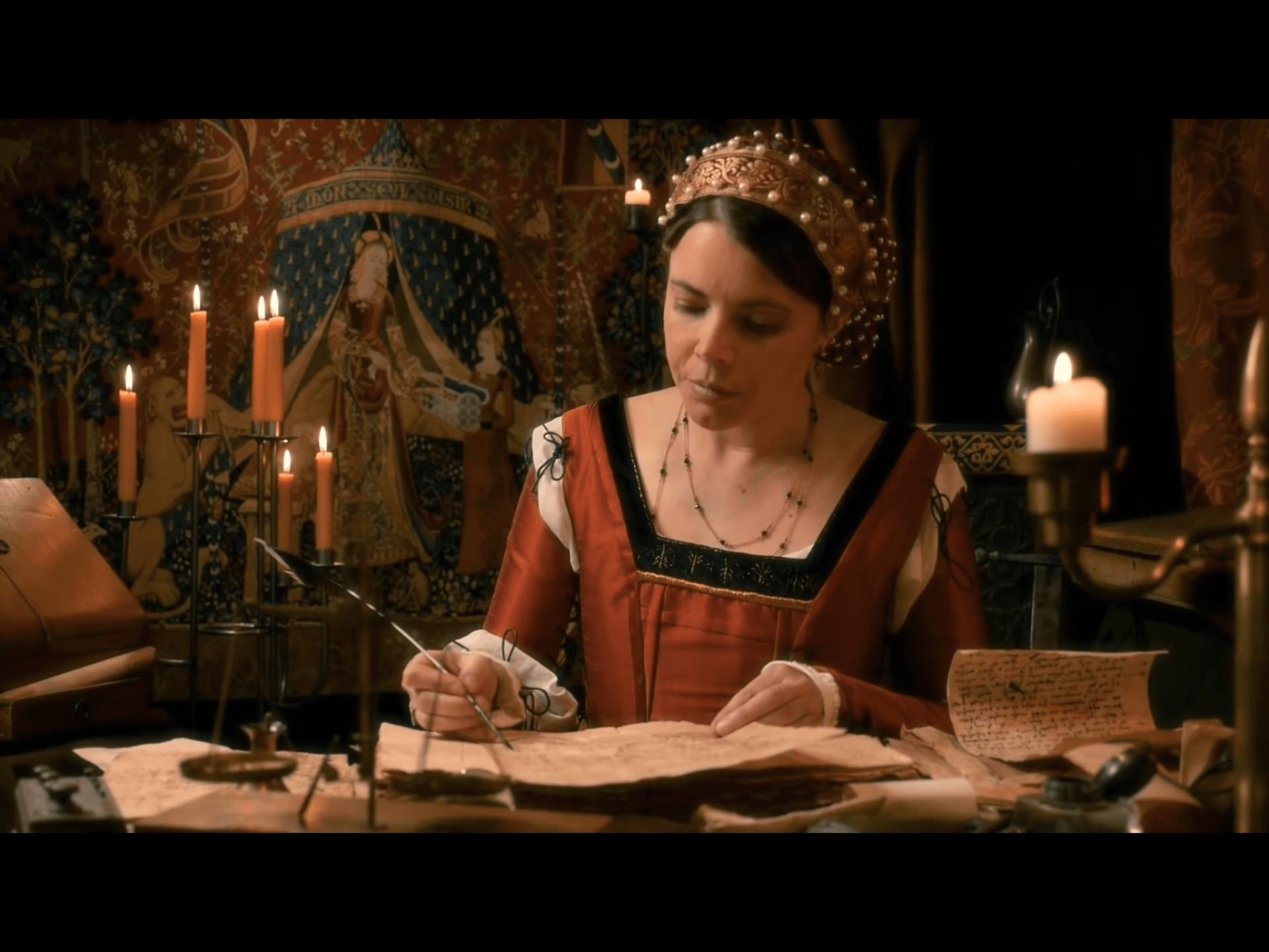 Fuchsikat Kopfschmuck im YouTube-Beitrag