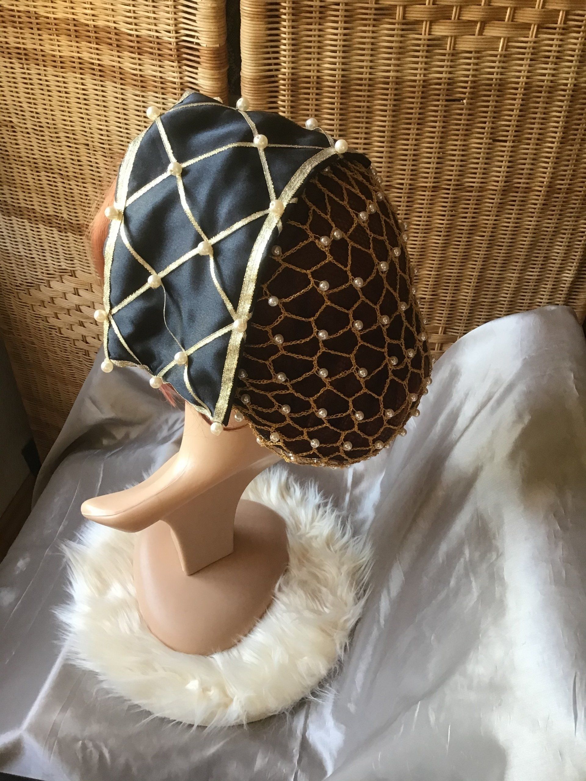 Kappe schwarzer Satin mit goldenen Bändern und Perlenhaarnetz