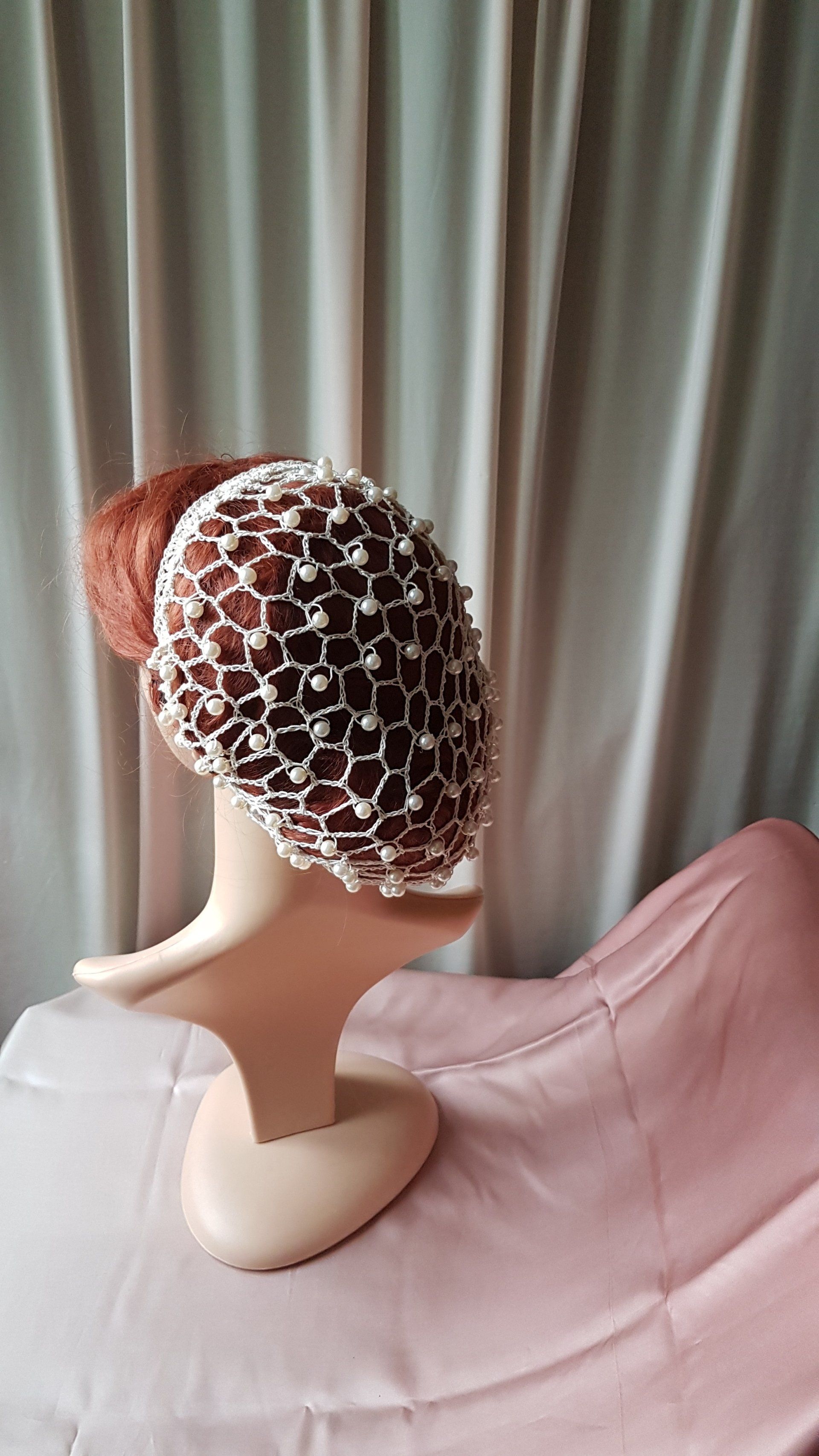 Perlenhaarnetz aus cremefarbener Wolle