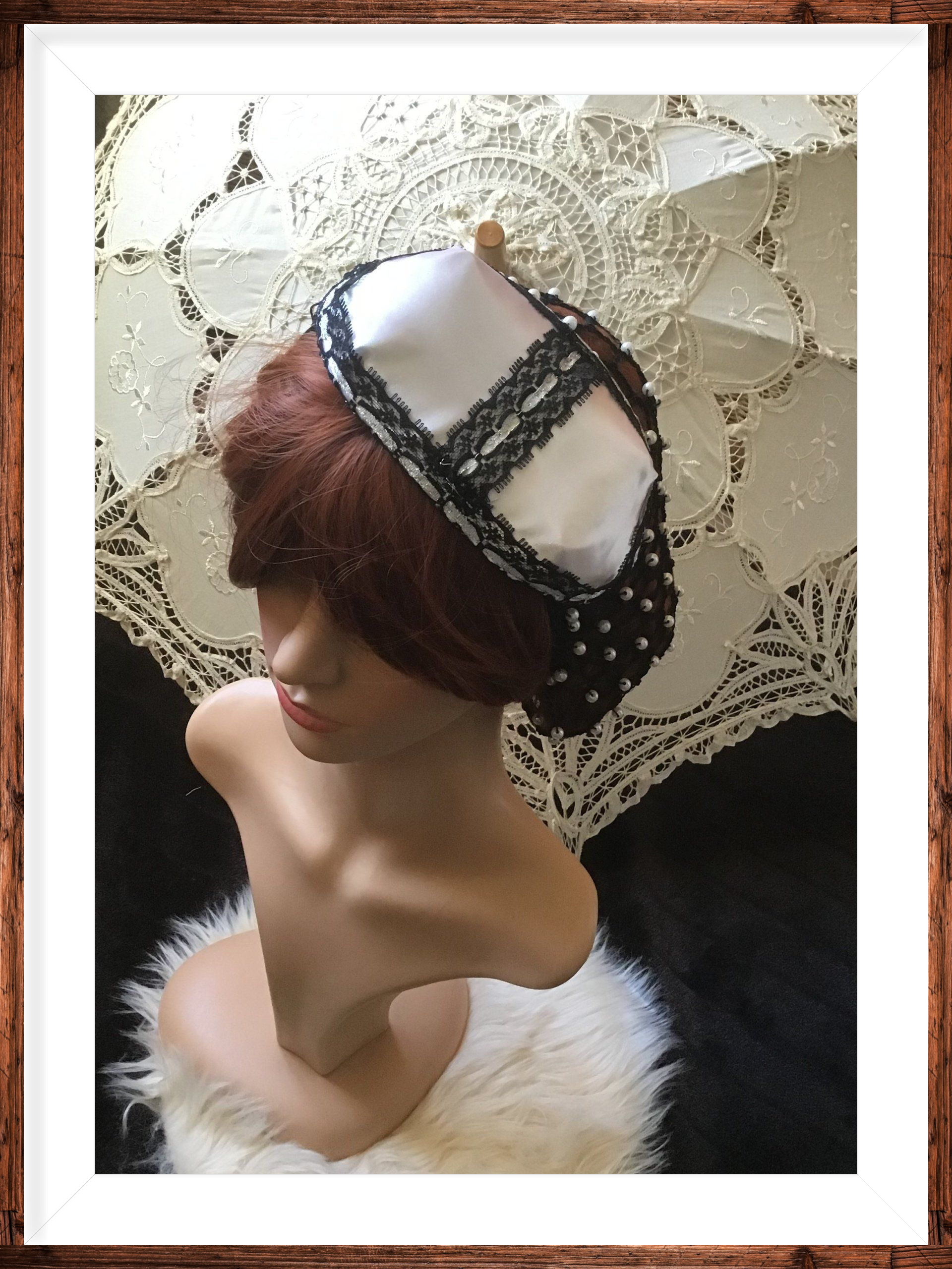 Fascinator - weiß und schwarz verziert mit Perlen Haarnetz