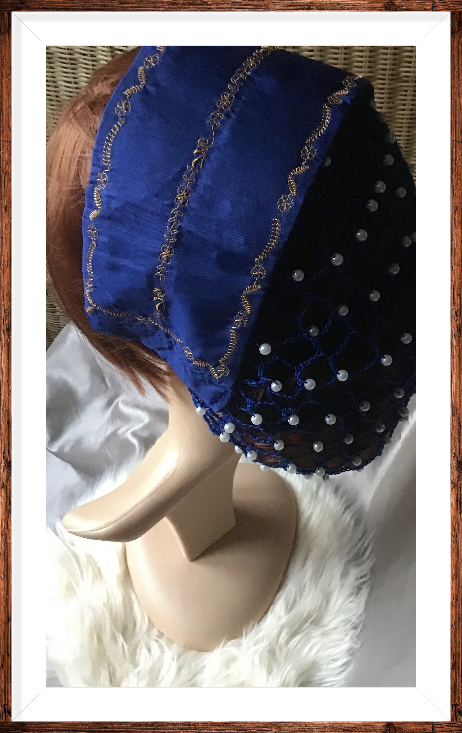 Bestickte Kappe blau/gold mit Perlenhaarnetz