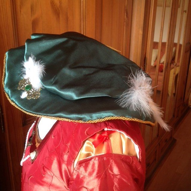 Renaissance - Satinhut mit Federn und Bronze-Elementen