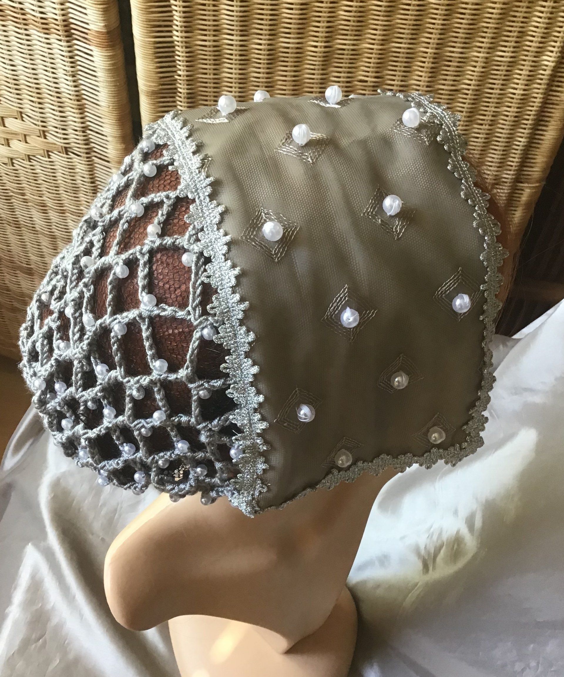 Perlenkappe silber verziert mit Haarnetz