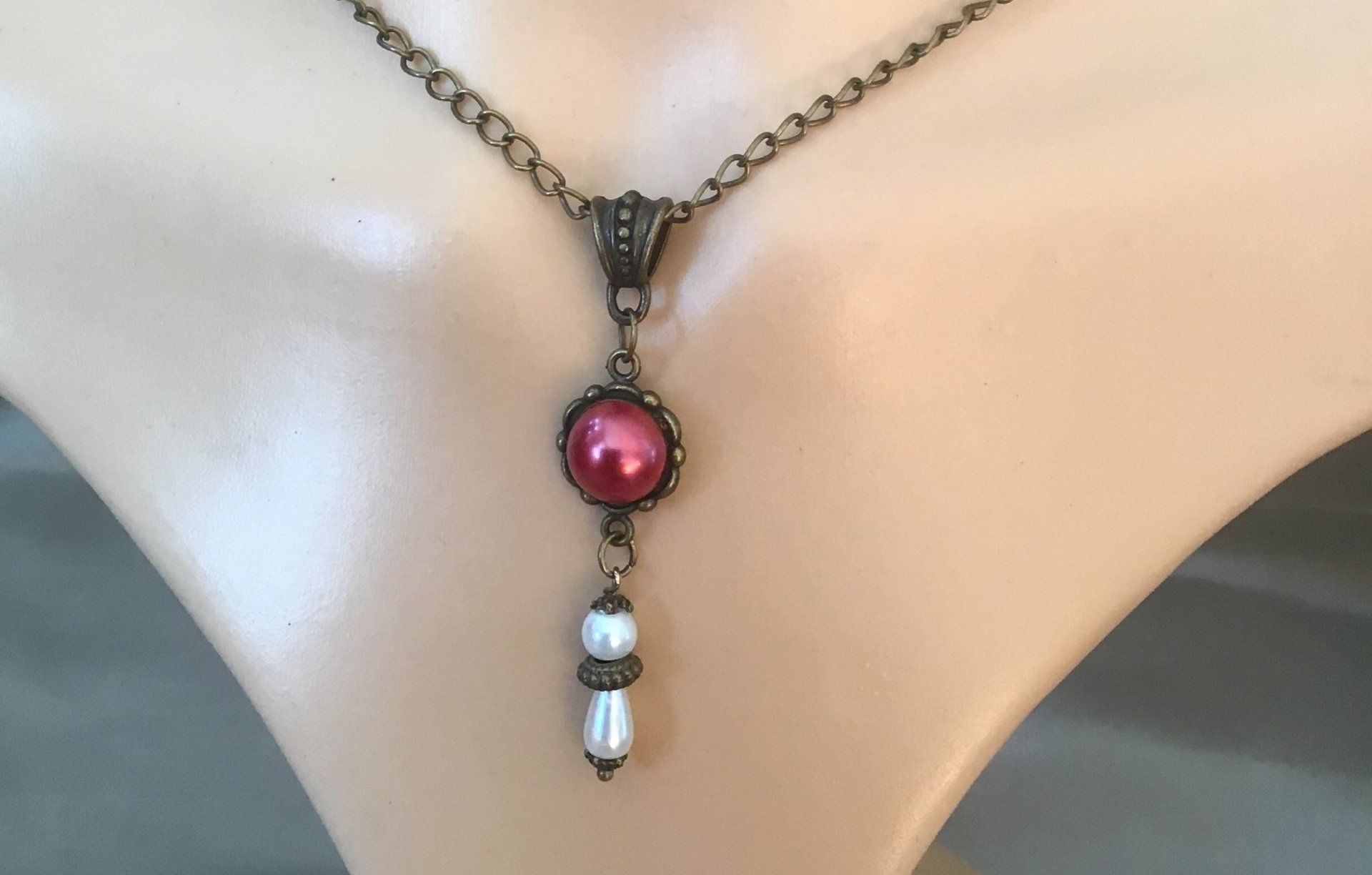 Bronze Halskette mit Perlen und Cabochon