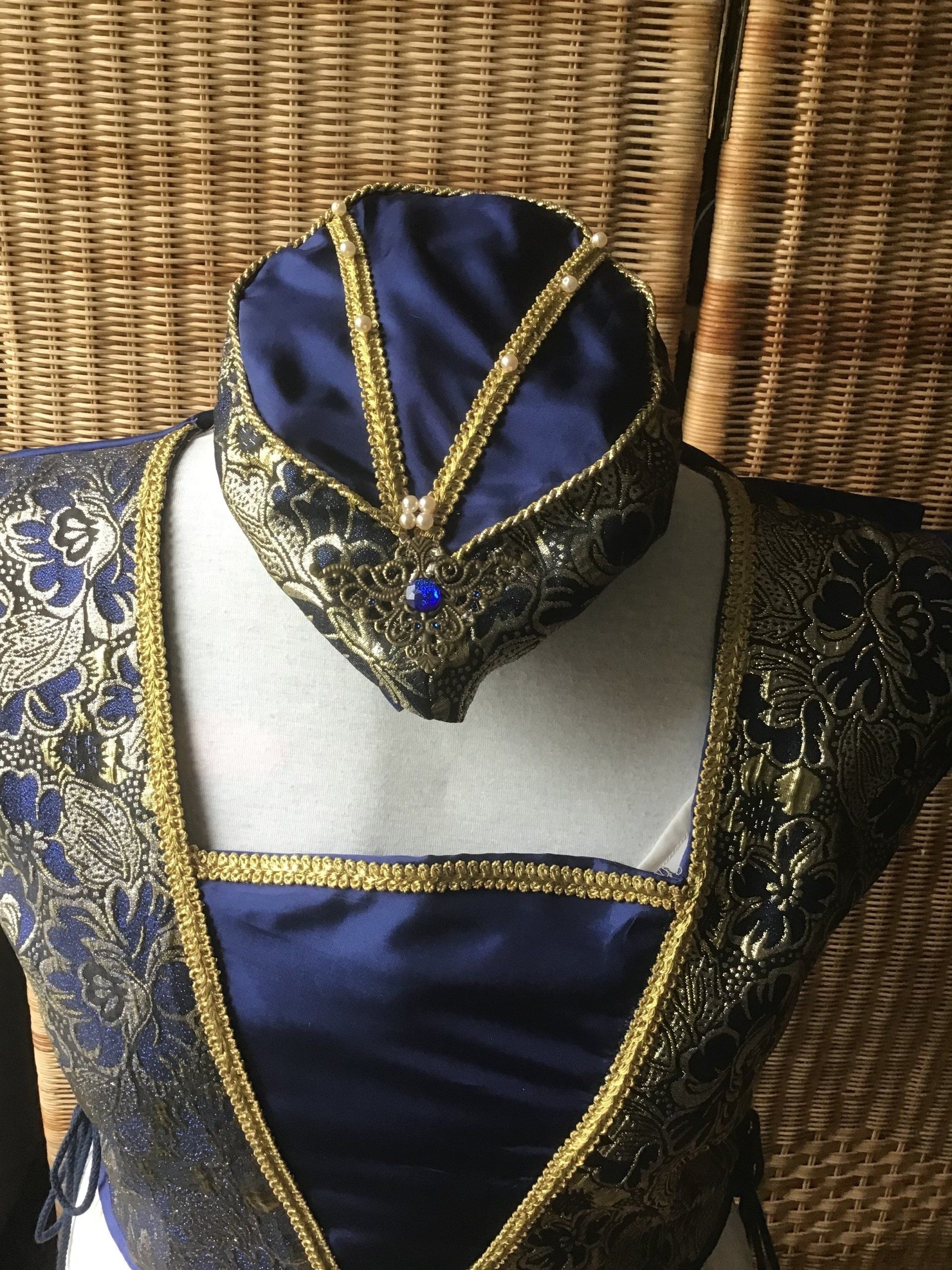 Renaissance Hut Brokat/Satin mit Verzierungen