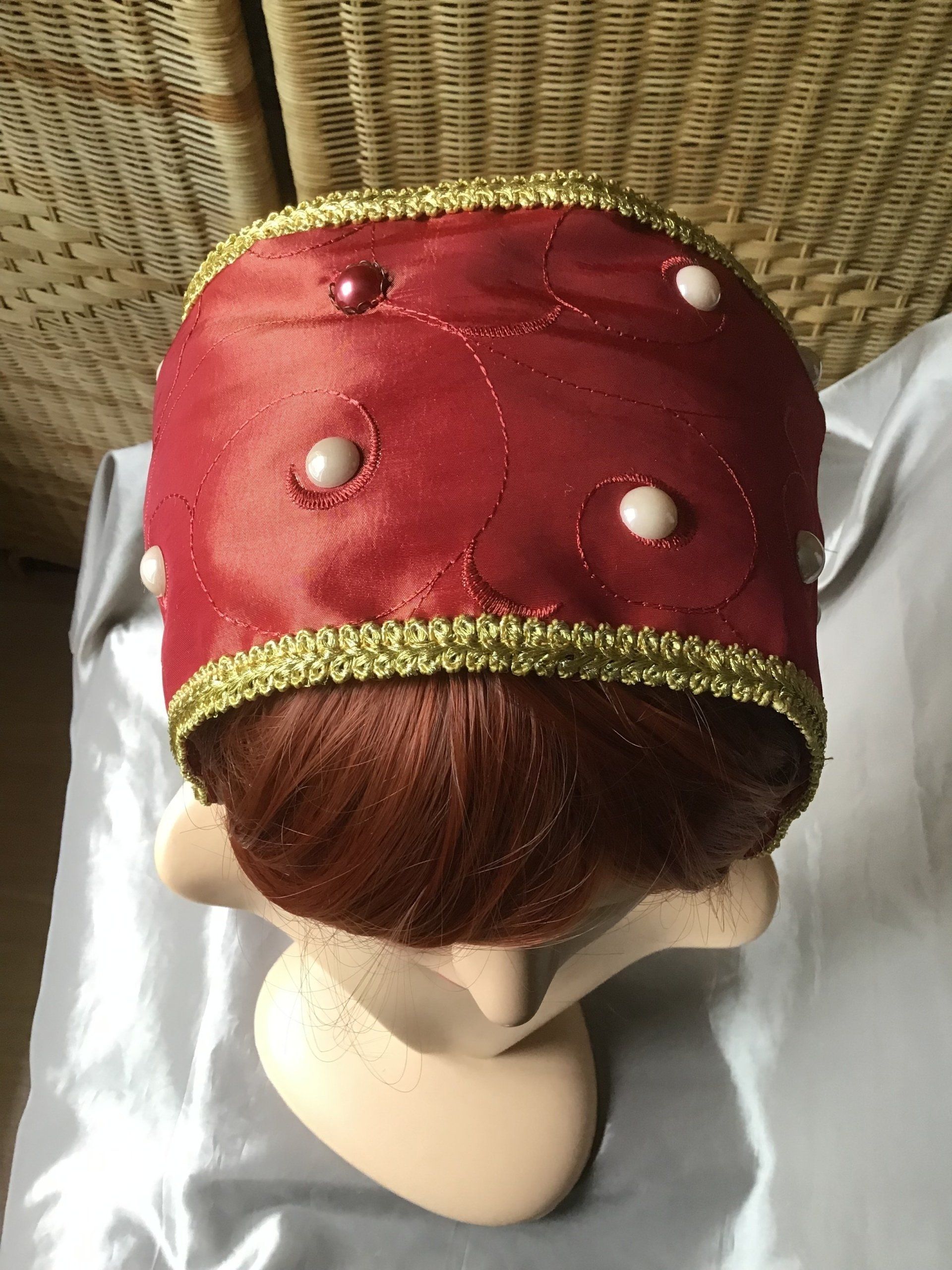 Renaissance Perlenkappe rot mit Borte