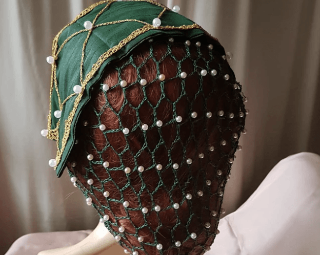 Grünes Kopfschmuckset. Kappe mit Perlenhaarnetz