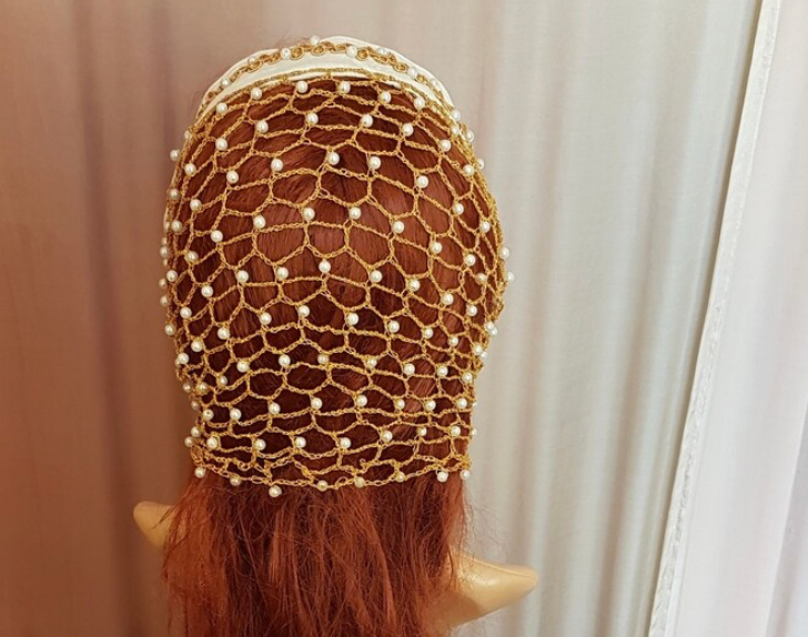 Goldenes Perlenhaarnetz mit integriertem Haarreif für offenes Haar