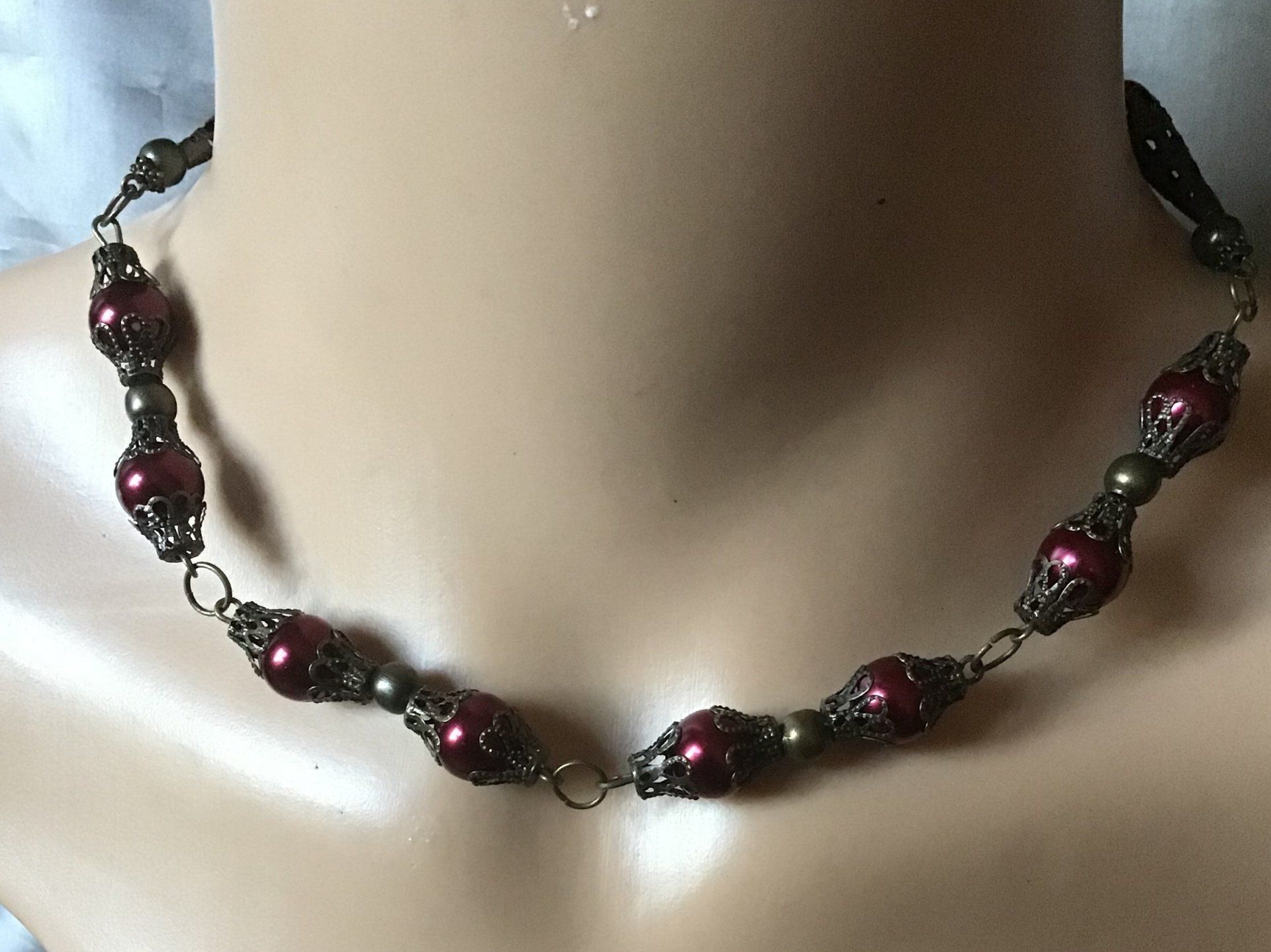 Bronze Collier mit roten Perlen