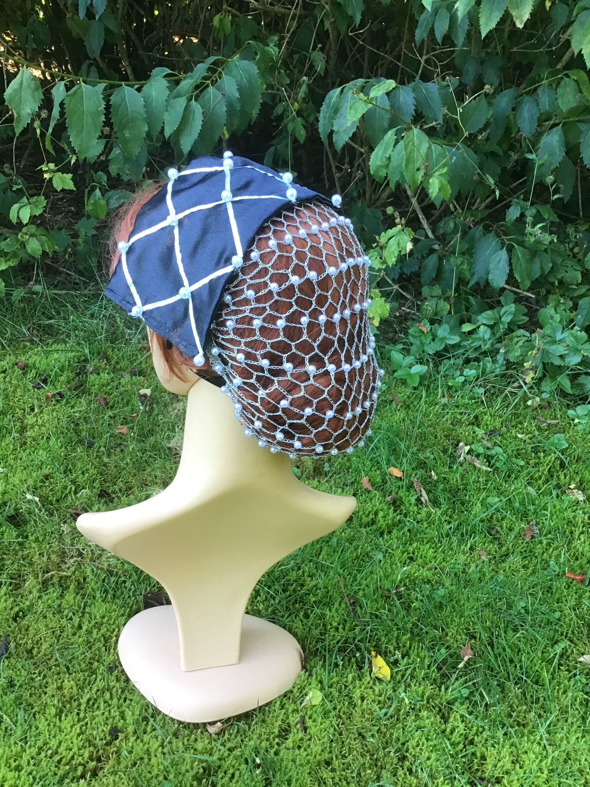 schwarz-silber Haarkappe mit Perlenhaarnetz