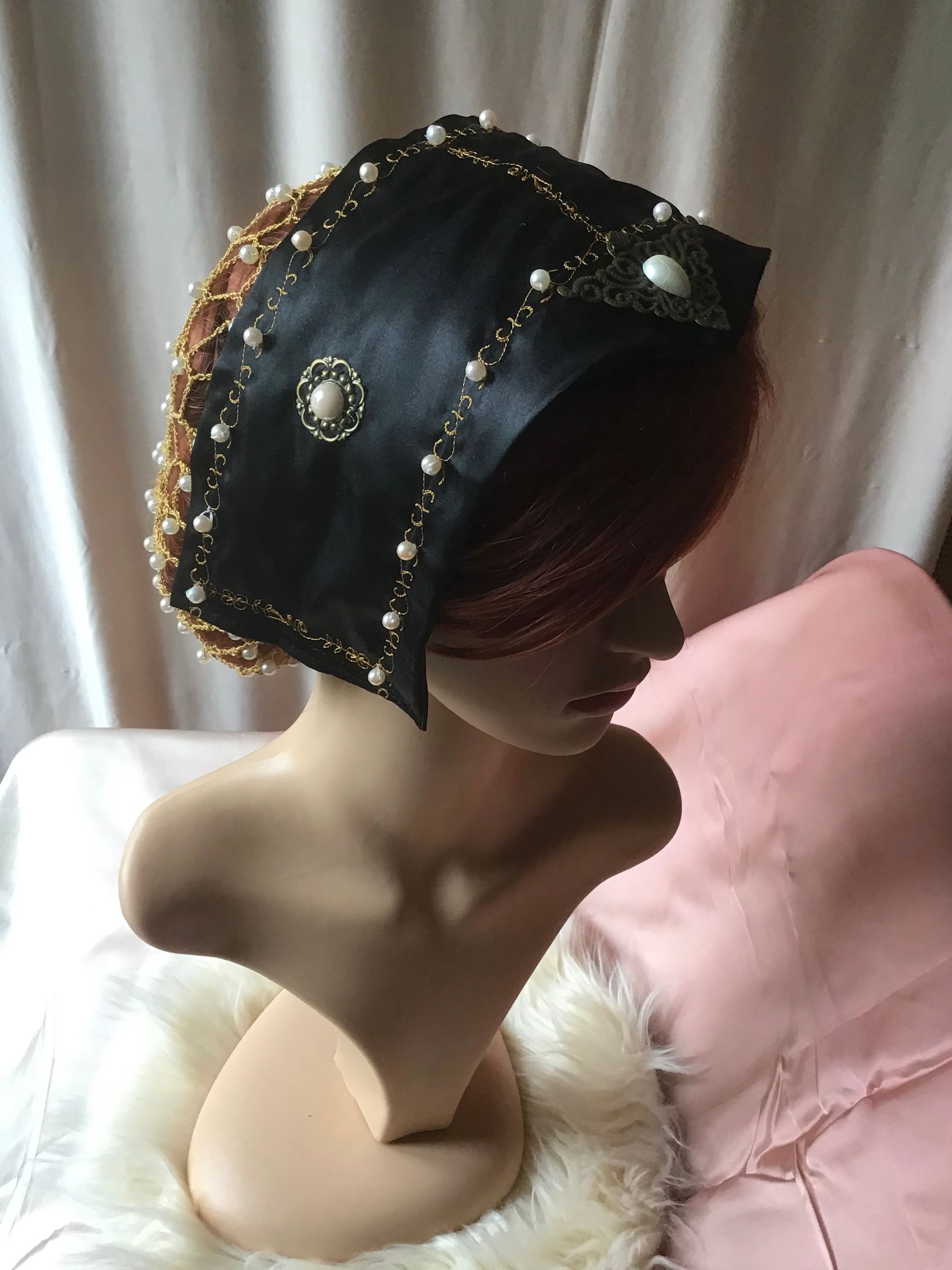 Satinkappe mit Bronze-Perlen-Elementen und Gold-Stickerei