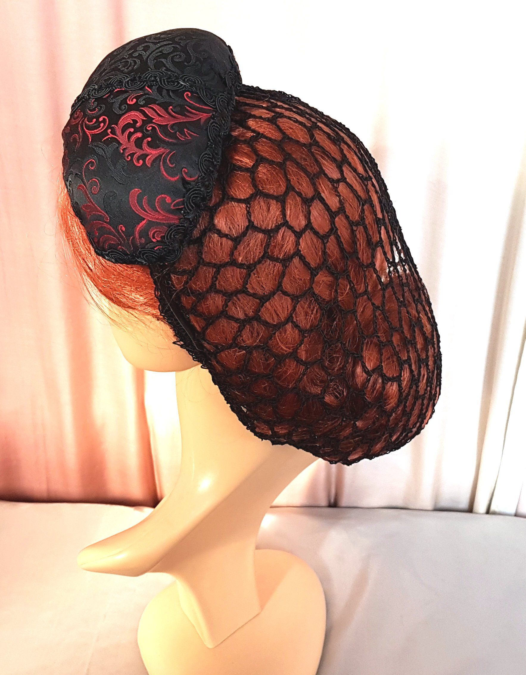 Fascinator rot-schwarz mit Haarnetz
