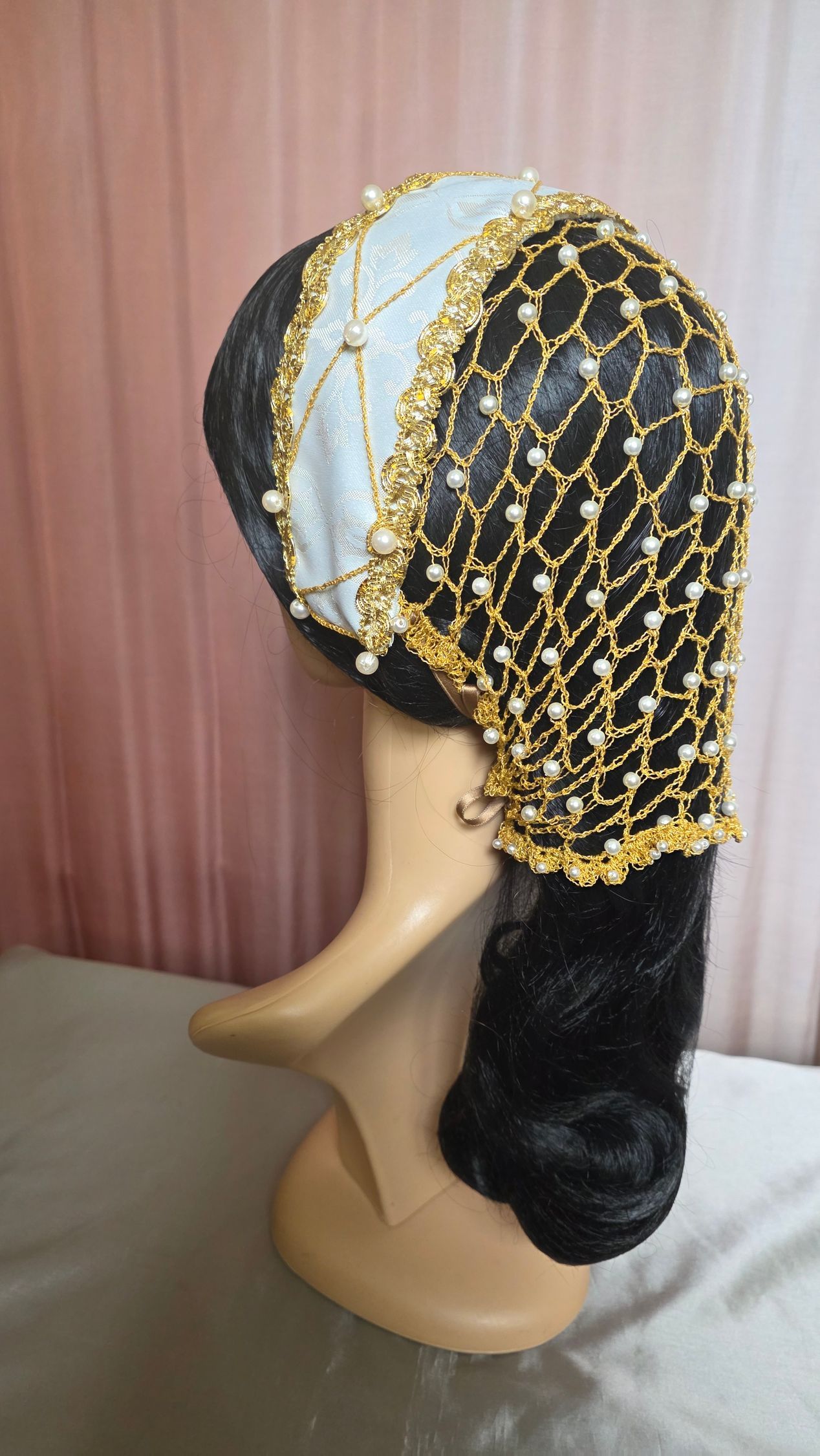 Damast-Kappe mit goldener Perlenverzierung und integrierten goldenen Perlenhaarnetz