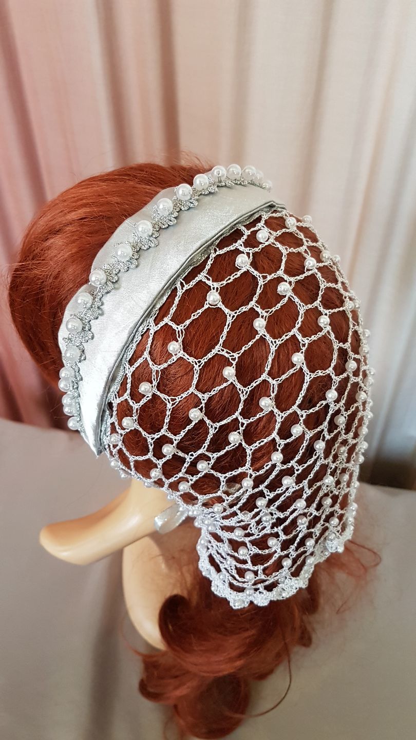 Satinkappe - silber - filigrane Verzierung und Perlenhaarnetz