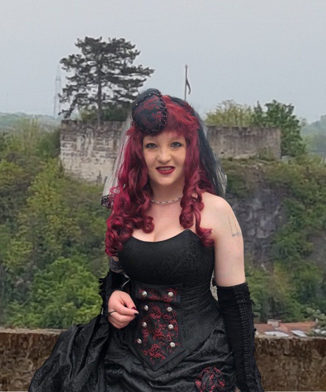 Mittelalter Braut trägt ein Fuchsikat Kopfschmuck