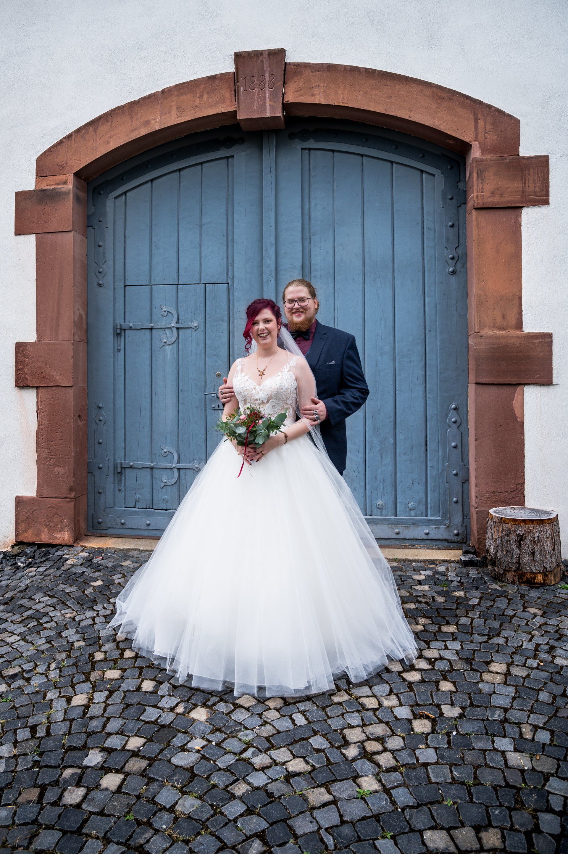Brautpaar vor Scheunentor