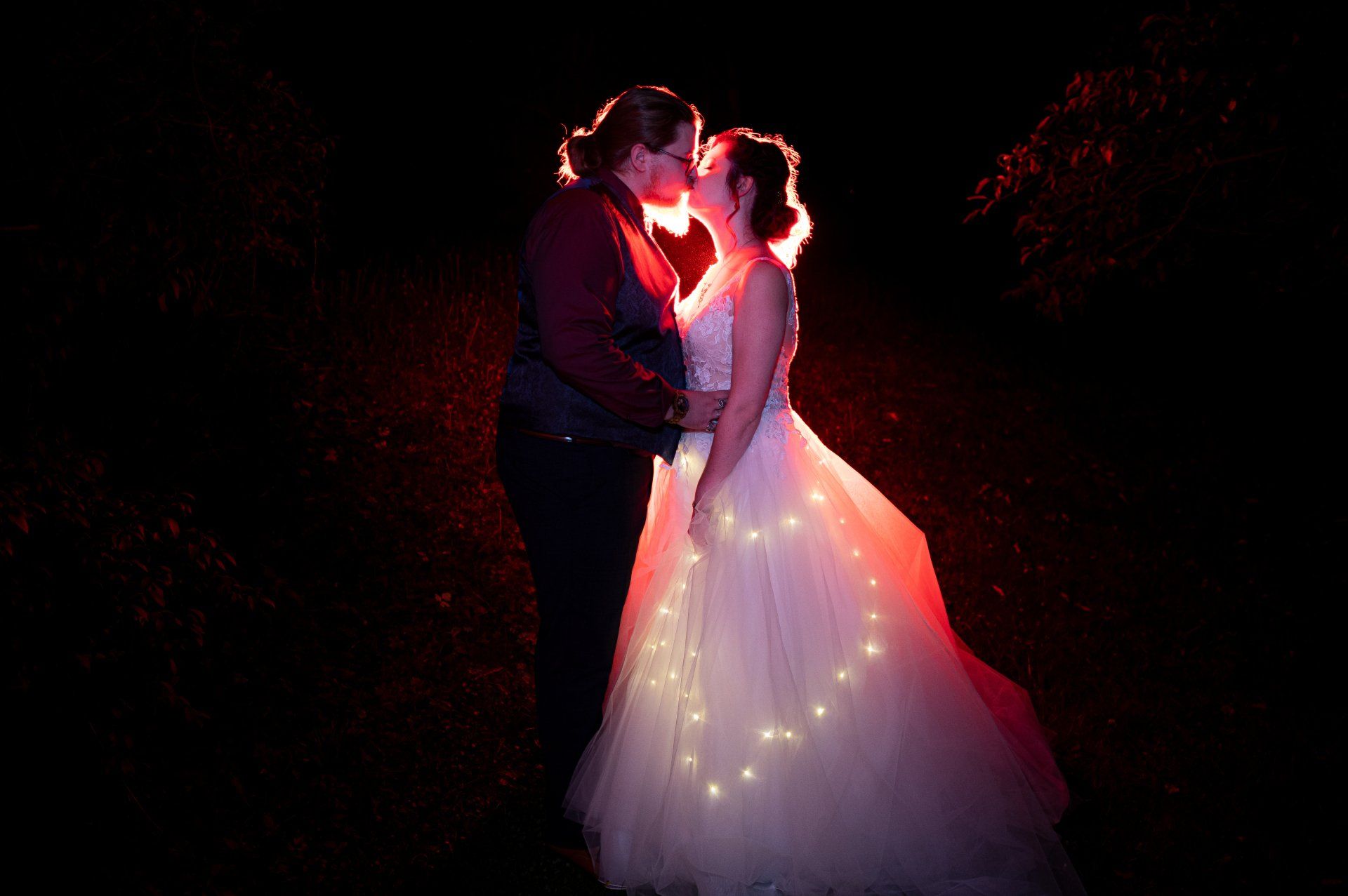 Brautpaar mit Herz Lichtern im Dunkeln
