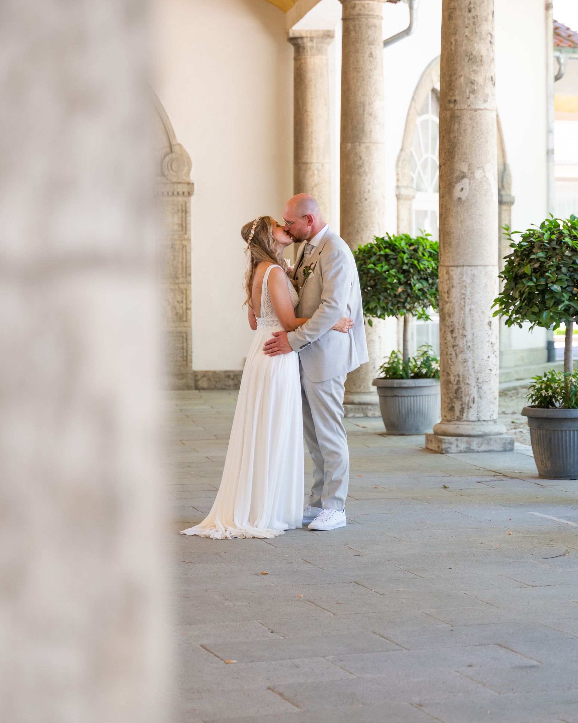 Brautpaarshooting im Säulengang nach der Trauung