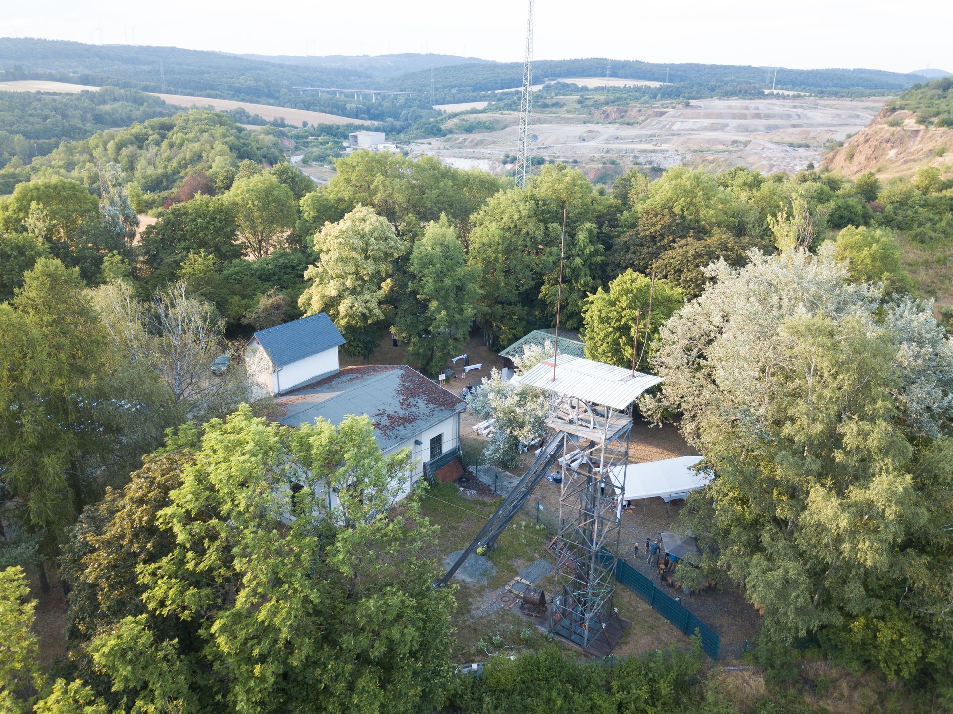 Hochzeitsfotos bei Sonnenuntergang an der Grube Malapertus in Wetzlar, aufgenommen mit einer Drone