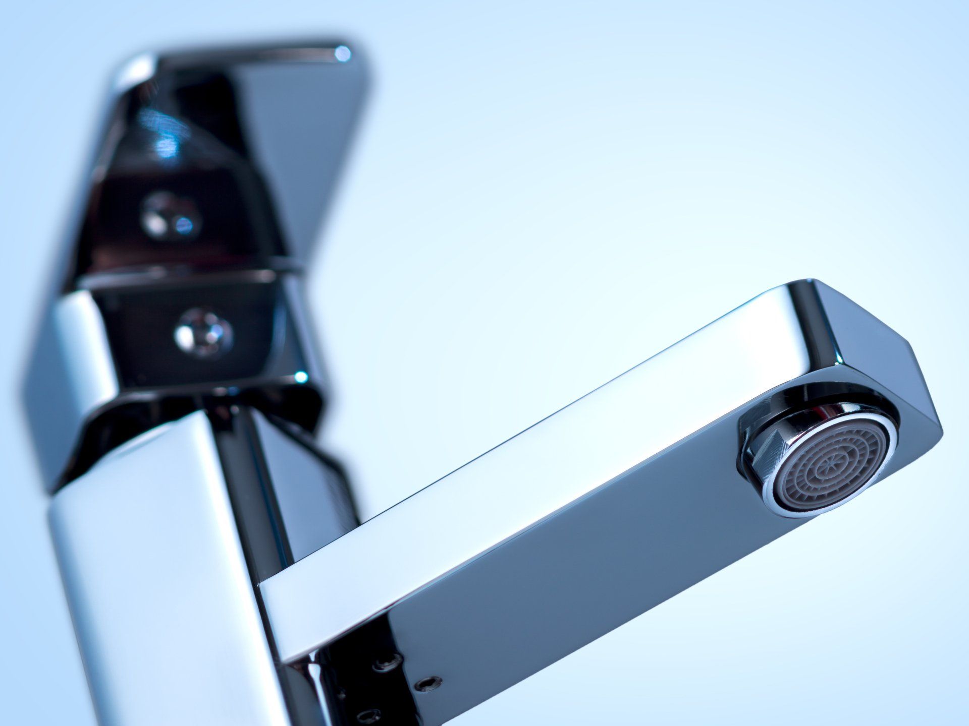 Detailansicht Verchromte Bad-Armatur Werbebild