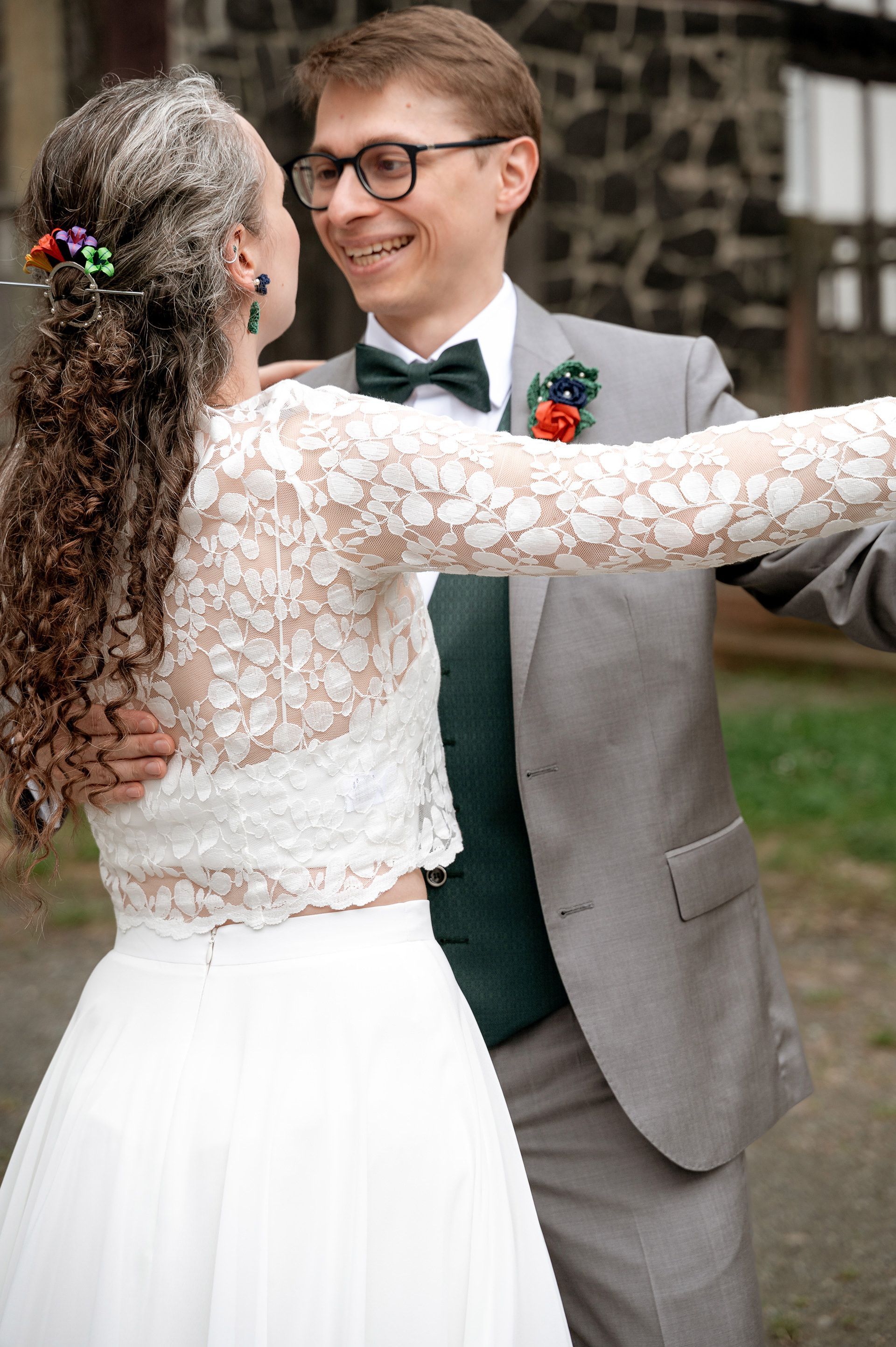 Brautpaar tanzt ihren Hochzeitstanz beim Brautpaarshooting im Hessenpark