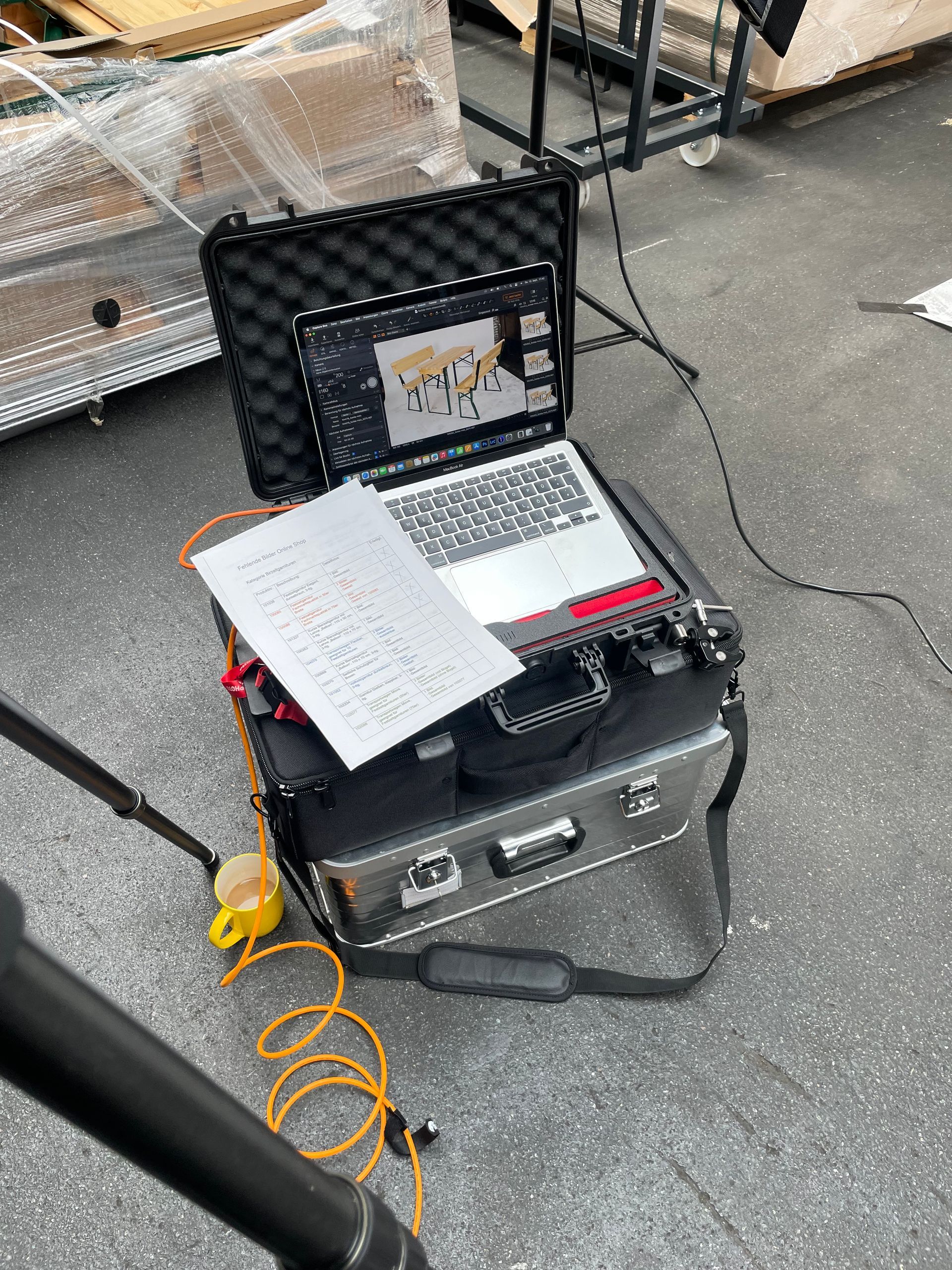 Shooting-Liste und Laptop zur Bildkontrolle