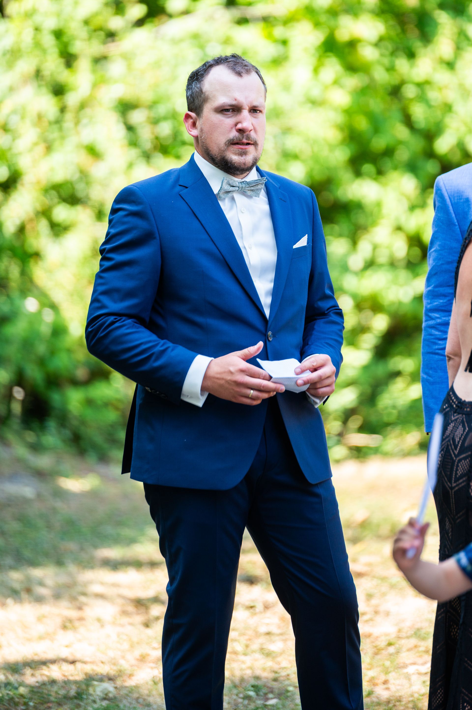 Bräutigam spricht sein Ehegelübde bei der Trauung