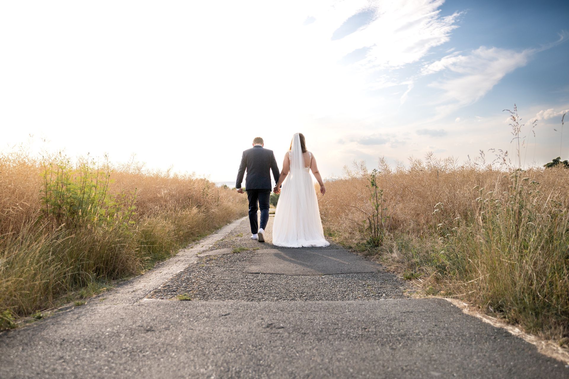 Romantisches Brautpaar bei Sonnenuntergang im Feld in Gießen