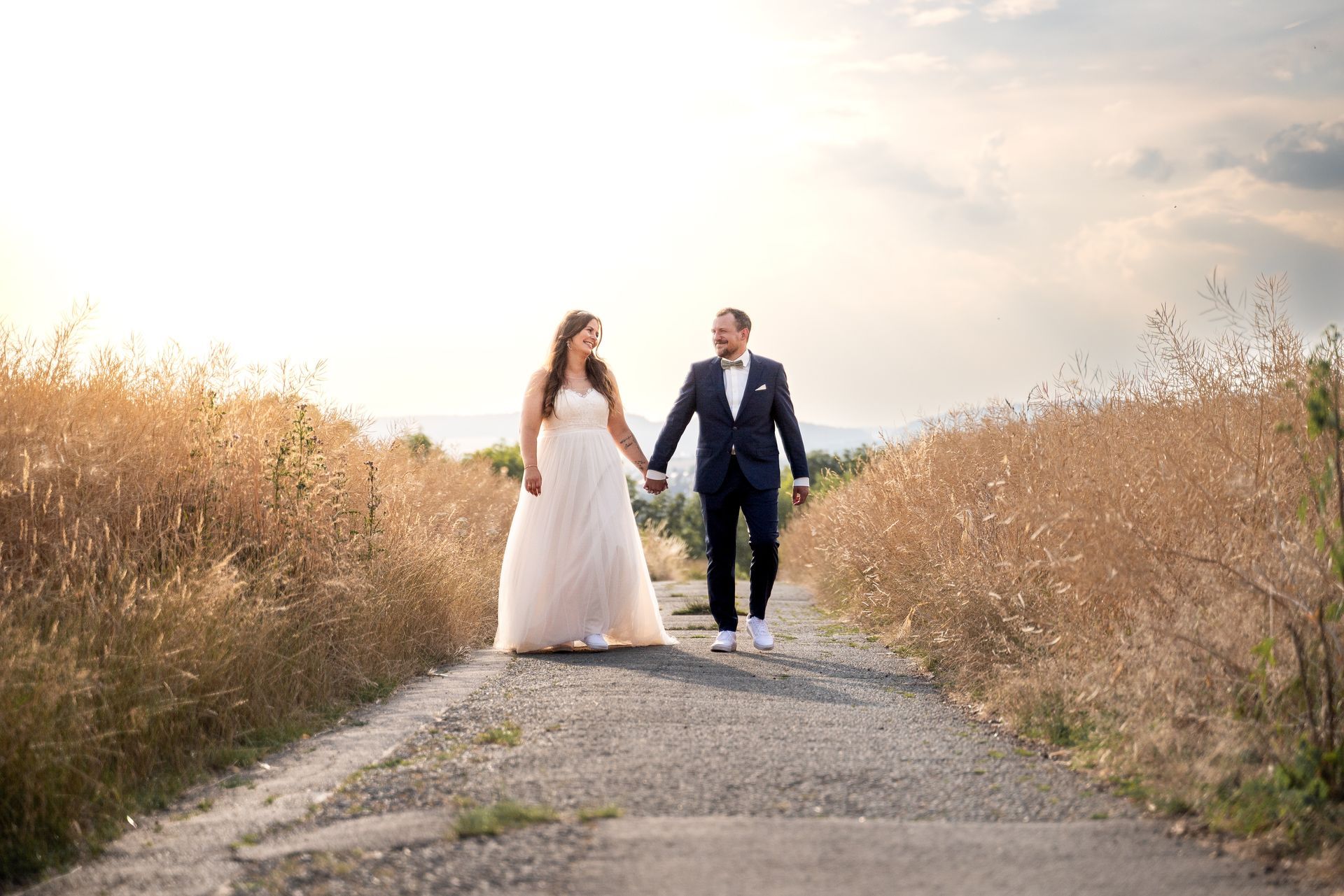 Braut und Bräutigam in einem weiten Feld in Gießen – natürliche Hochzeitsfotos