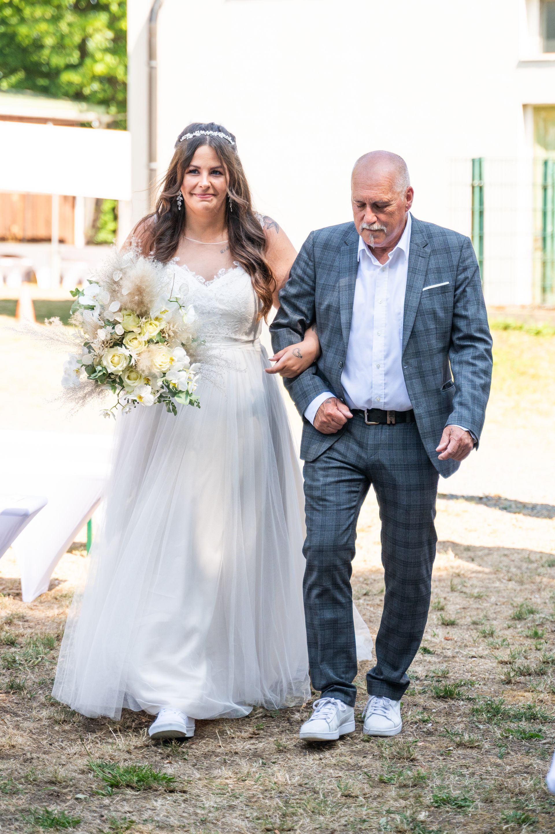 Vater der Braut übergibt seine Tochter an den Bräutigam bei der freien Trauung